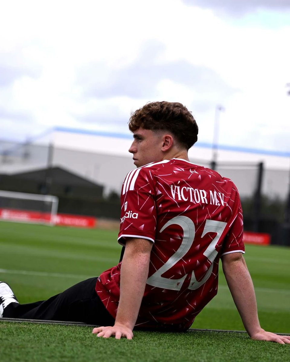 DeadlineDayLive's tweet photo. 🚨 𝗢𝗙𝗙𝗜𝗖𝗜𝗔𝗟: Liverpool have unveiled the £34.5M signing of Víctor Muñoz from Osasuna. 

(Source: @LFC) https://t.co/GqEyEipHzC