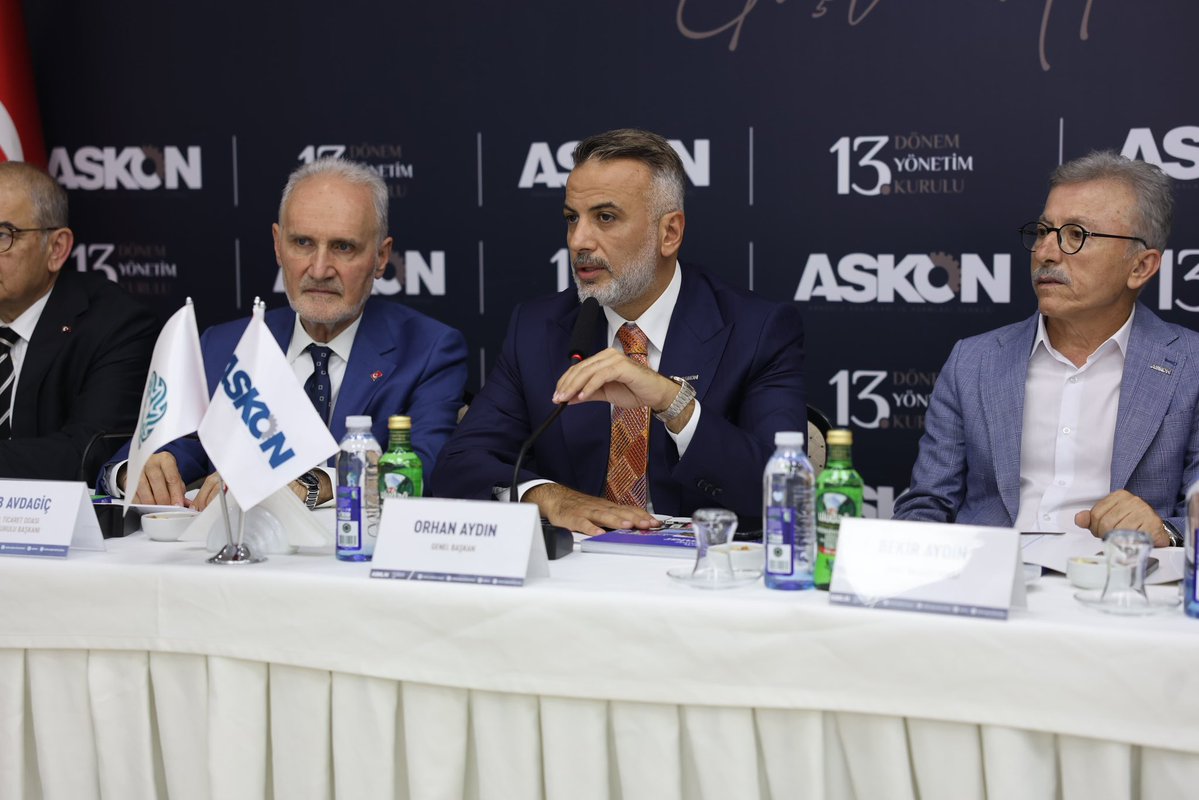 orhanaydin's tweet photo. Ağustos ayı Yönetim Kurulu Toplantımızı, yoğun gündem maddelerimizi ele alarak verimli bir şekilde gerçekleştirdik.

Bu hafta ayrıca, İstanbul Ticaret Odası Başkanımız Sayın Şekib Avdagiç’i Yönetim Kurulumuzda misafir ederek, önümüzdeki dönemde gerçekleştirilecek İTO seçimleri ile ülkemizin güncel ekonomik görünümüne ilişkin kapsamlı istişarelerde bulunduk.

Köklü kurumlarımız arasındaki güçlü iş birliğini, ortak ekonomi vizyonumuzu ve İstanbul Ticaret Odası’nın ülkemiz ticaret hayatındaki stratejik rolünü değerlendirme imkânı bulduk.

Aldığımız kararların, gerçekleştirdiğimiz Yönetim Kurulu Toplantımızın ve İTO seçimlerine yönelik yürüttüğümüz çalışmaların iş dünyamız, camiamız ve ülkemiz adına hayırlara vesile olmasını temenni ediyorum. @SekibAvdagic @itokurumsal @ASKON