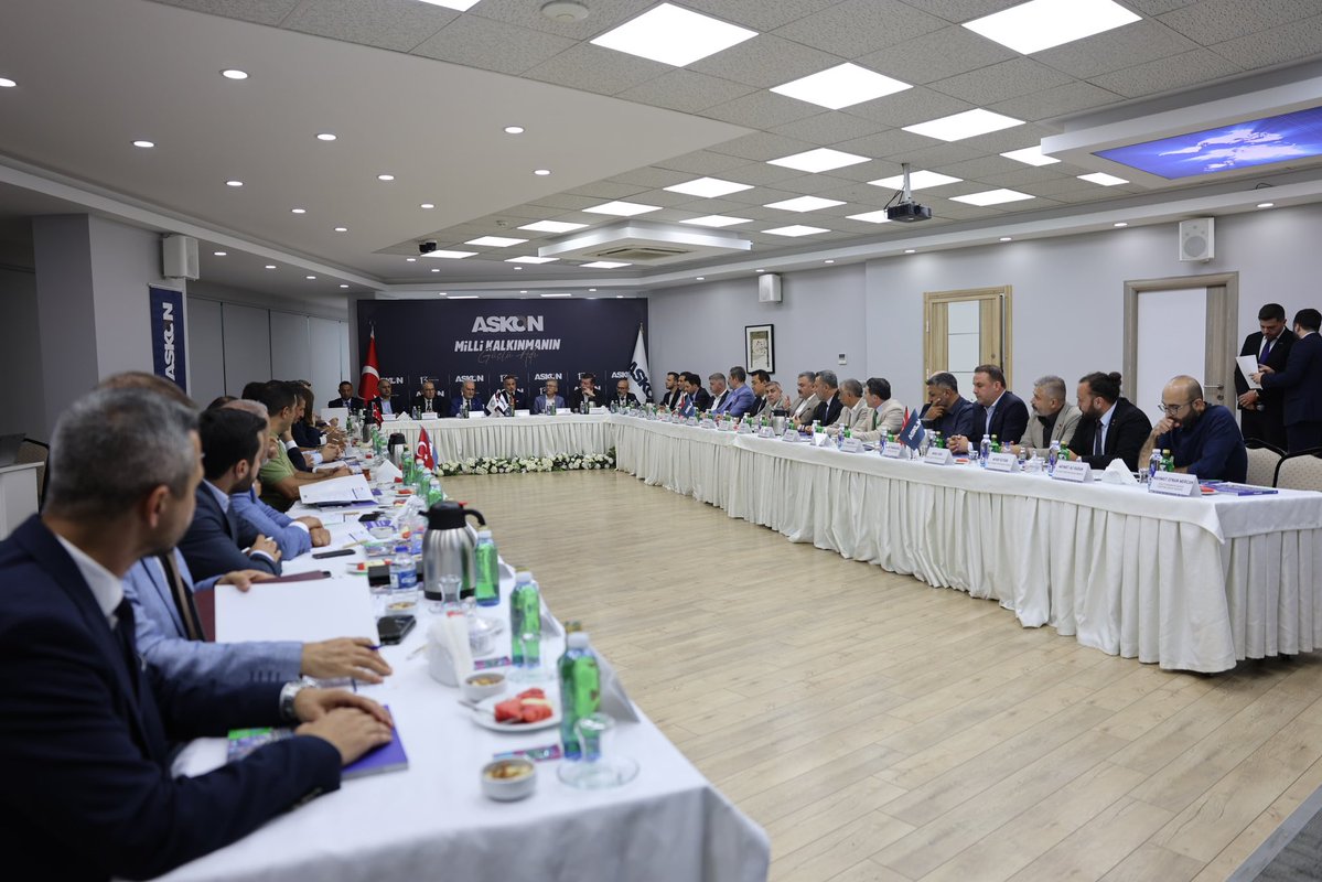 orhanaydin's tweet photo. Ağustos ayı Yönetim Kurulu Toplantımızı, yoğun gündem maddelerimizi ele alarak verimli bir şekilde gerçekleştirdik.

Bu hafta ayrıca, İstanbul Ticaret Odası Başkanımız Sayın Şekib Avdagiç’i Yönetim Kurulumuzda misafir ederek, önümüzdeki dönemde gerçekleştirilecek İTO seçimleri ile ülkemizin güncel ekonomik görünümüne ilişkin kapsamlı istişarelerde bulunduk.

Köklü kurumlarımız arasındaki güçlü iş birliğini, ortak ekonomi vizyonumuzu ve İstanbul Ticaret Odası’nın ülkemiz ticaret hayatındaki stratejik rolünü değerlendirme imkânı bulduk.

Aldığımız kararların, gerçekleştirdiğimiz Yönetim Kurulu Toplantımızın ve İTO seçimlerine yönelik yürüttüğümüz çalışmaların iş dünyamız, camiamız ve ülkemiz adına hayırlara vesile olmasını temenni ediyorum. @SekibAvdagic @itokurumsal @ASKON
