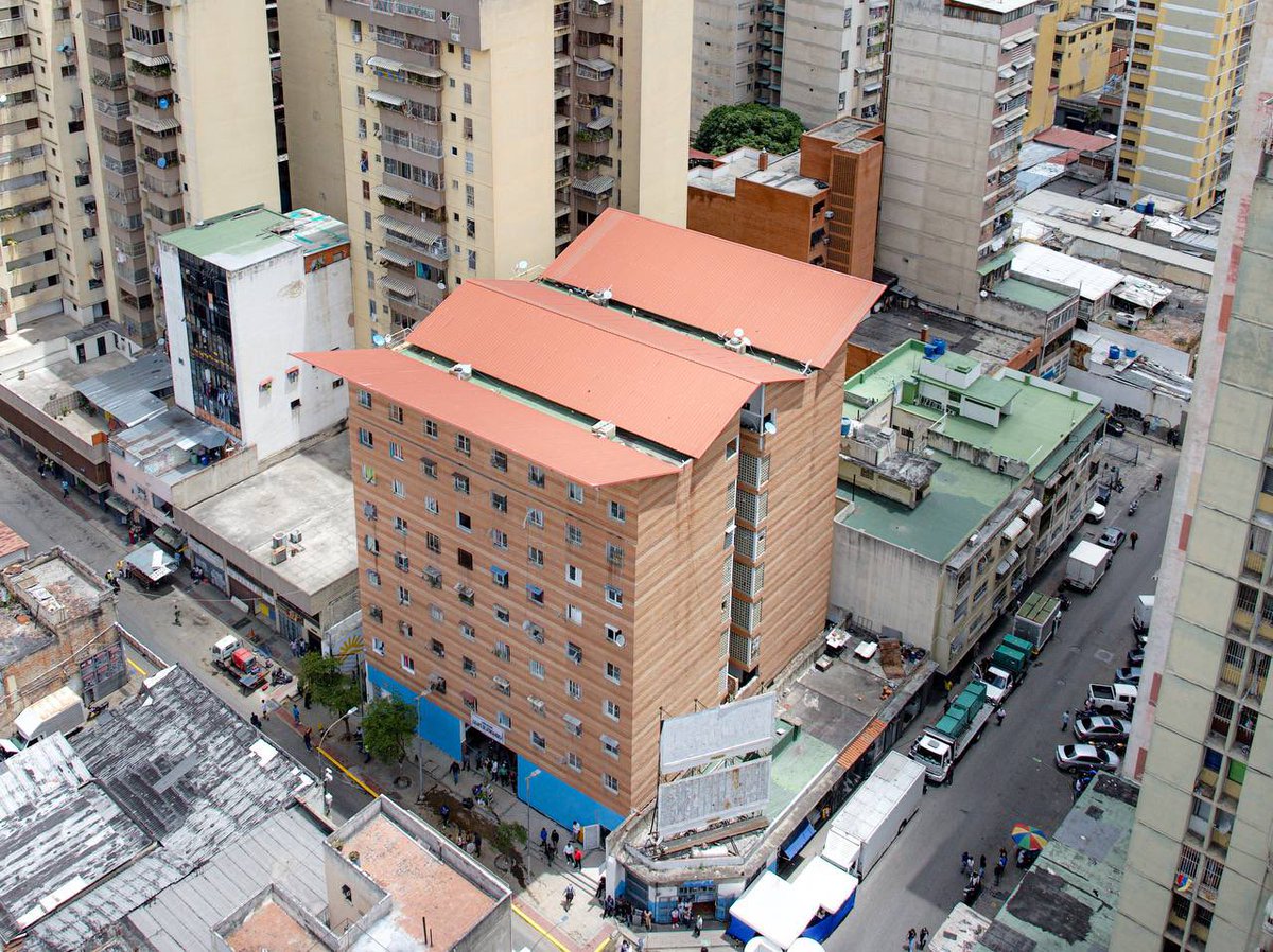 INDIURBANEJA's tweet photo. La presidenta Delcy Rodríguez @delcyrodriguezv cumple con el pueblo en Santa Rosalía rehabilitando espacios a través del Plan Venezuela Renace.

By the way… mientras la oposición extremista hace berrinches, el Gobierno Bolivariano entrega viviendas. https://t.co/XNSaVUKeYr
