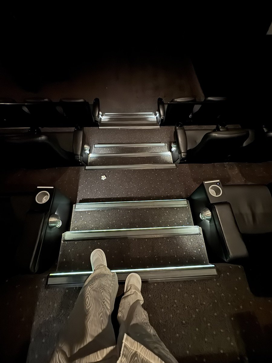 tenpercceent's tweet photo. early morning = empty cinema https://t.co/RhWaE0nBWC