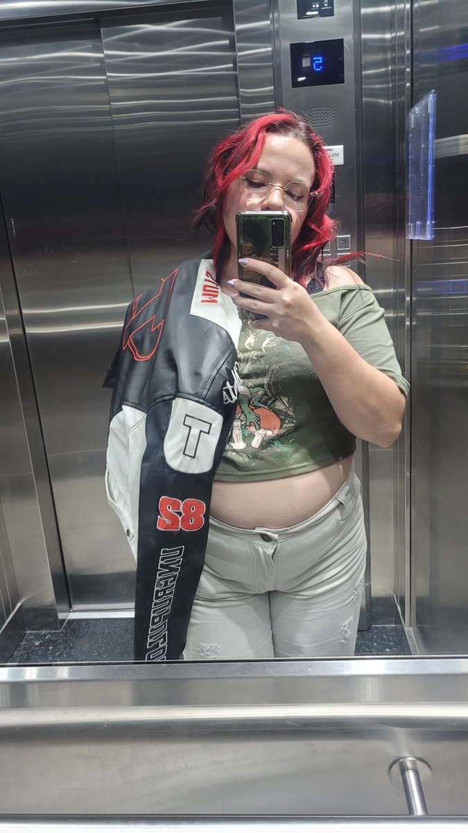 AnnaNyann's tweet photo. @bipoloba Tenho o corpo igual o dela, tenho coxa e braço, como ela tem um pouco tbm mas proporcionalmente tenho MUITA barriga, e é muito difícil perder, pq vc primeiro perde os outros e barriga por último então sofro na academia ahhahaha https://t.co/te67EoZRsD