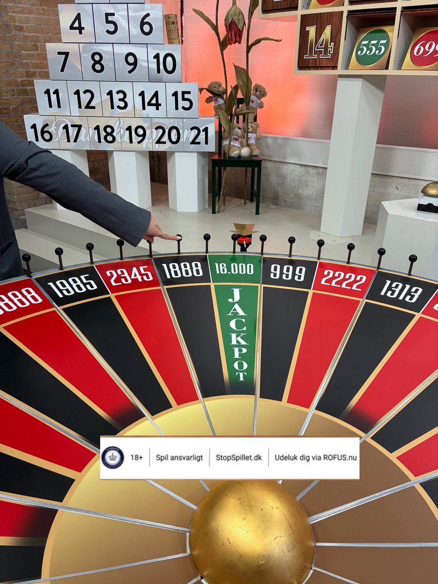 PeterSkram's tweet photo. Vore dygtige telefonpassere i TV-Bingo har også en meget vigtig finger med i spillet. En af dem Emilie - ville helst ikke fotograferes med den aktuelle Jackpot! (Af frygt for hendes mor ville dele billedet 😝).  Så vi får bare billedet af fingeren 😍 https://t.co/PHORlIZPTn