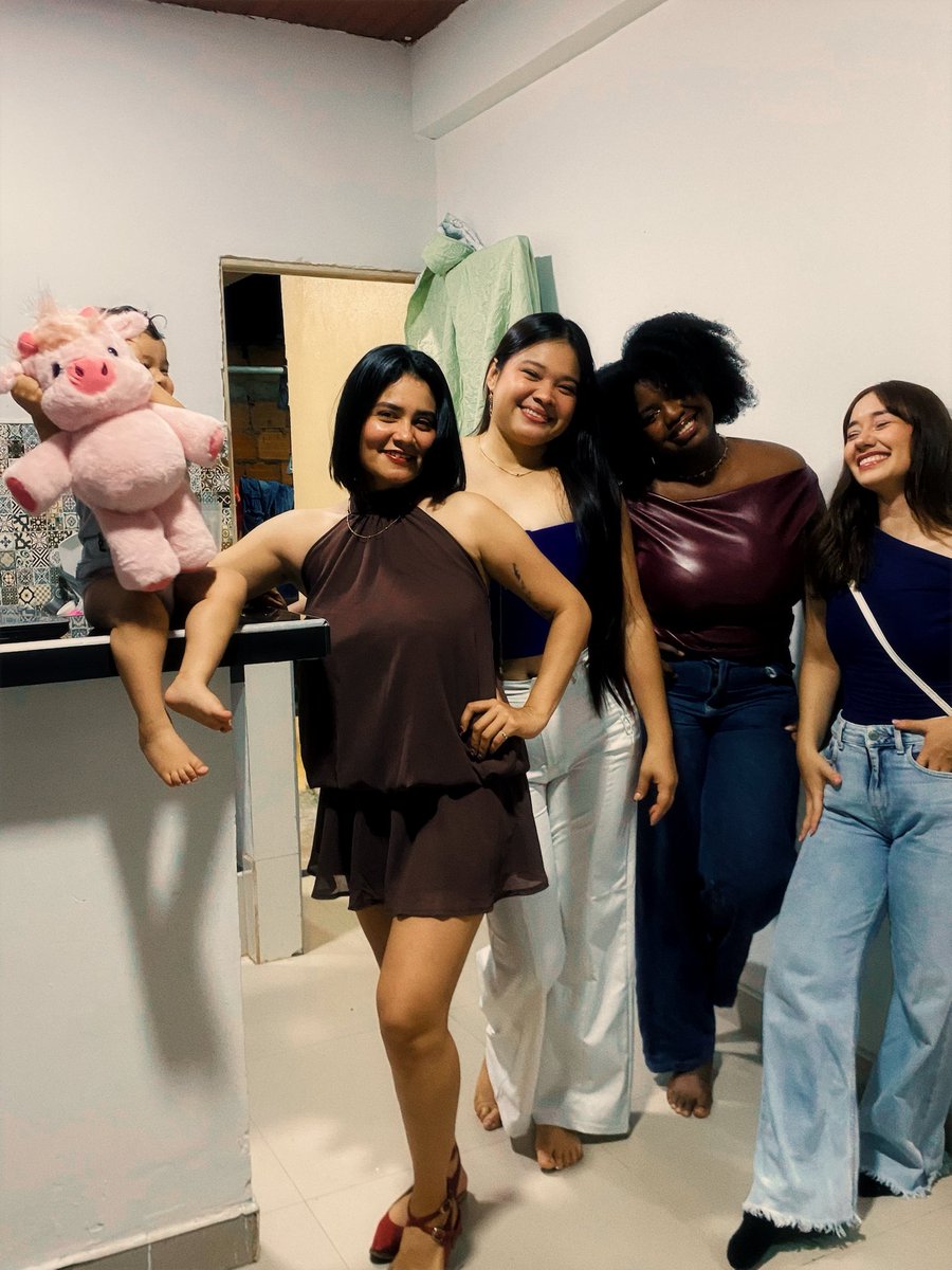 cherry199823's tweet photo. Lo más valioso que me dejó la etapa del colegio ❤️‍🔥❤️‍🔥❤️‍🔥 https://t.co/LhiSYf6V97