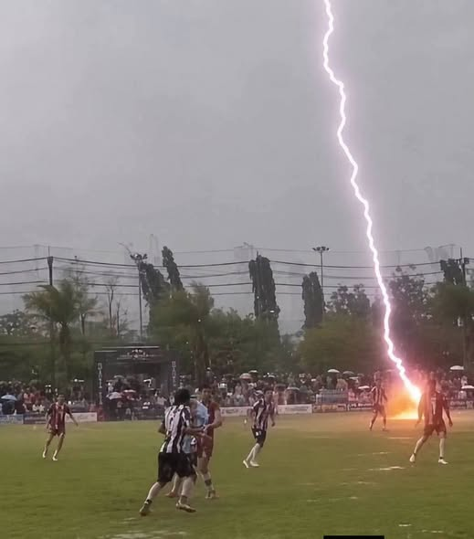 multu02's tweet photo. صاعقة برق قوية تضرب لاعب و تصيب آخرين في مباراة في الدوري التايلاندي الممتاز.

مشهد مهيب https://t.co/gKQwL2PcuO