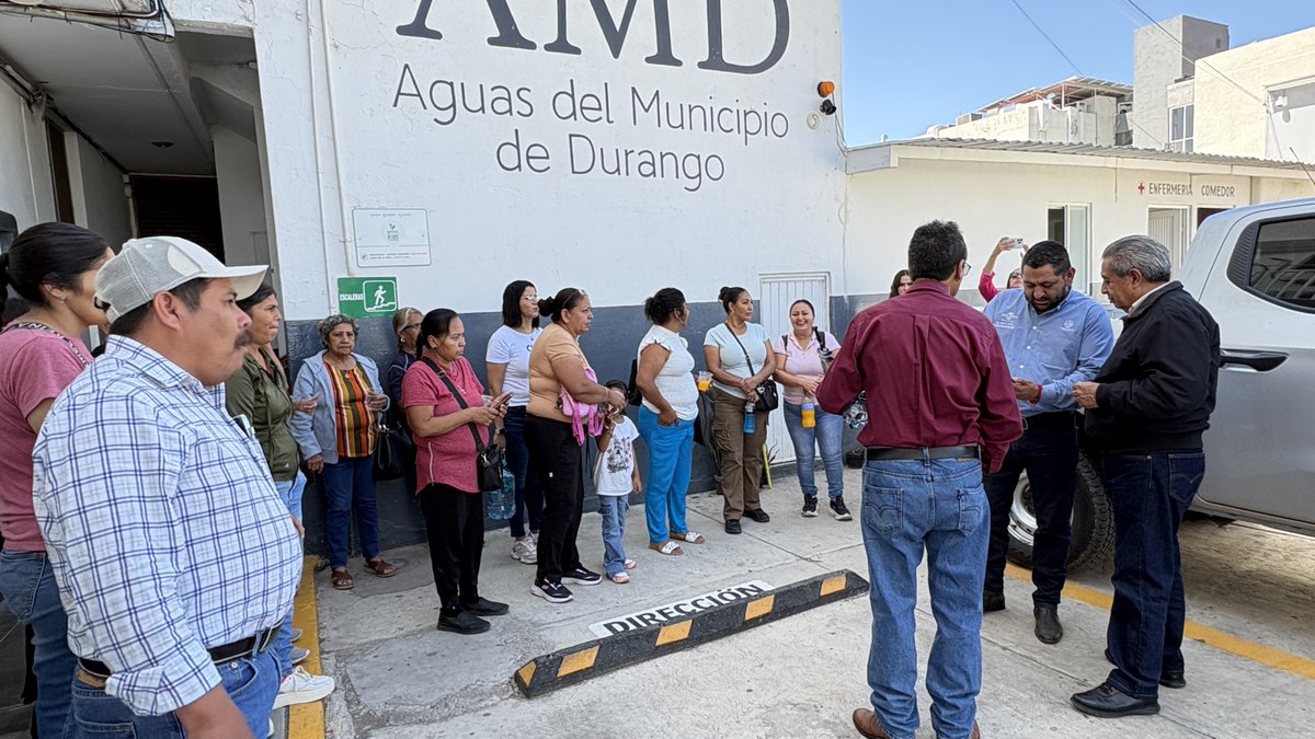MAntorchaDgo's tweet photo. #Entérate || Hoy, representantes de diversas colonias del oriente de la capital, encabezados por Pedro Martínez Coronilla, dirigente estatal del Movimiento Antorchista, sostuvieron una intensa jornada de trabajo en mesas de seguimiento con las dependencias involucradas.

El objetivo fue dar puntual seguimiento a los compromisos adquiridos para concretar obras que transformarán la vida de miles de familias trabajadoras. Se revisaron los avances y se reafirmó el compromiso con las siguientes acciones prioritarias:

1. Pavimentación de la calle Camino a la Loma: Mejorando la movilidad y el acceso a la zona.
2. Agua Potable y Electricidad en la colonia "Unión Fraternidad y Lucha": Servicios básicos que dignificarán los hogares.
3. Introducción de Drenaje en la Colonia Clara Córdova: Una obra fundamental para la salud y el bienestar.
