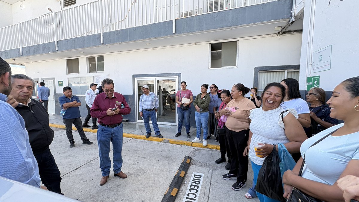 MAntorchaDgo's tweet photo. #Entérate || Hoy, representantes de diversas colonias del oriente de la capital, encabezados por Pedro Martínez Coronilla, dirigente estatal del Movimiento Antorchista, sostuvieron una intensa jornada de trabajo en mesas de seguimiento con las dependencias involucradas.

El objetivo fue dar puntual seguimiento a los compromisos adquiridos para concretar obras que transformarán la vida de miles de familias trabajadoras. Se revisaron los avances y se reafirmó el compromiso con las siguientes acciones prioritarias:

1. Pavimentación de la calle Camino a la Loma: Mejorando la movilidad y el acceso a la zona.
2. Agua Potable y Electricidad en la colonia "Unión Fraternidad y Lucha": Servicios básicos que dignificarán los hogares.
3. Introducción de Drenaje en la Colonia Clara Córdova: Una obra fundamental para la salud y el bienestar.