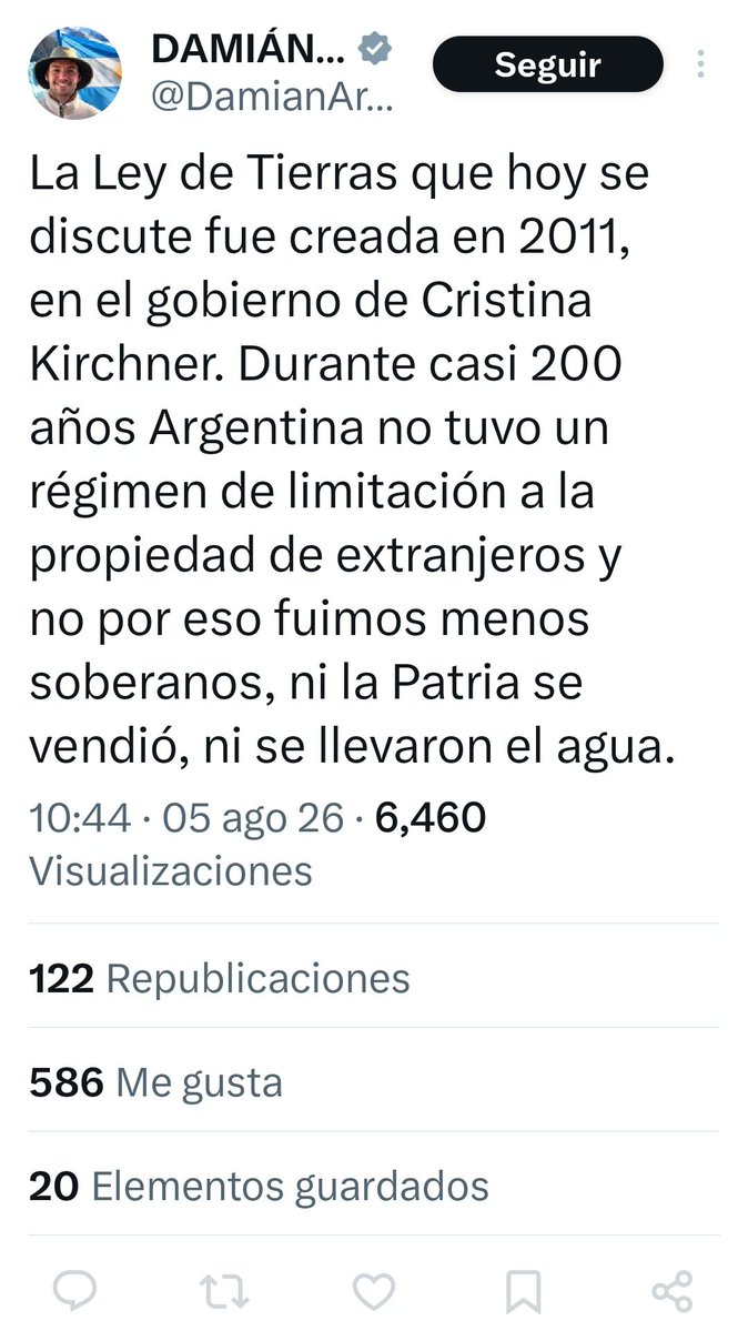 florchus08_'s tweet photo. Pobre Damián. Le contesto y me fui. Decir que “durante casi 200 años no hubo límites y no pasó nada” suena lindo, pero es mentira en la práctica.Durante años se vendieron campos enormes en la Patagonia, en zonas de frontera y al lado de lagos y ríos a extranjeros. Algunos se quedaron con hectáreas que ni conocemos bien porque antes ni siquiera había un registro decente. Y el agua dulce no es un detalle menor: es vida .La Ley de Tierras no nació por capricho. Nació porque la tierra y el agua son de todos los argentinos, no de quien tenga más plata de afuera. Muchos países serios tienen límites parecidos. No es ser “atrasados”, es cuidar lo nuestro.Soberanía no es solo cantar el himno. Es que el suelo y el agua no se terminen yendo a manos de quien nunca va a vivir en Argentina ni le importa lo que pase con el país.