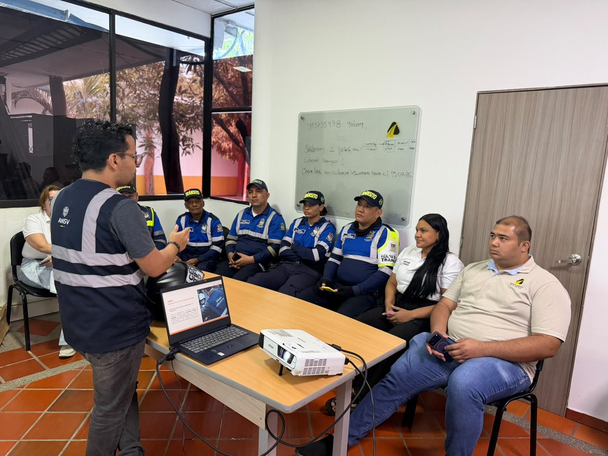ansvcol's tweet photo. 🏍️🚦En La Paz, Cesar, fortalecemos la seguridad vial con acciones dirigidas a motociclistas, promoviendo una movilidad más segura e incluyente para mujeres y hombres.

A través de formación teórica, práctica e intervención en vía, brindamos herramientas para la prevención de riesgos, el respeto por las normas de tránsito y la protección de la vida. #SeguridadVial