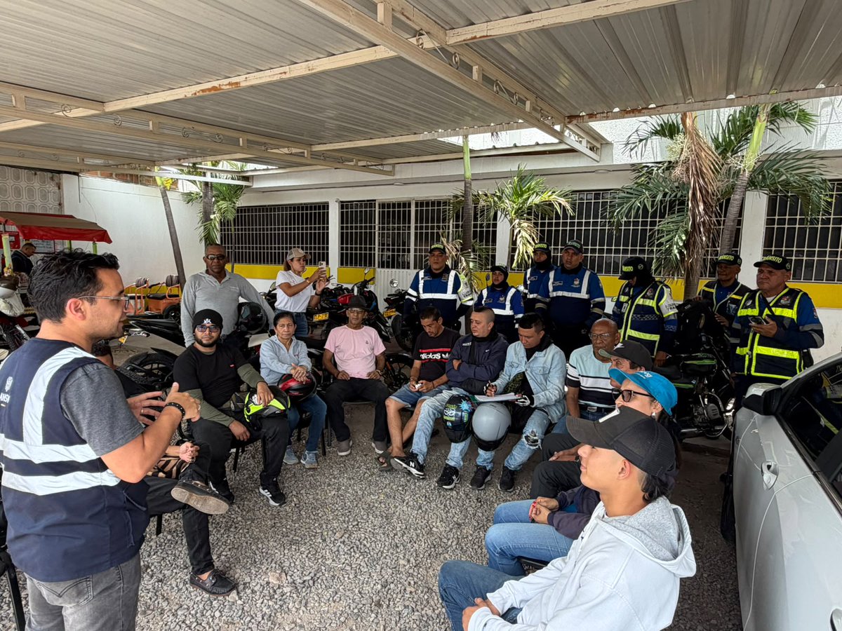ansvcol's tweet photo. 🏍️🚦En La Paz, Cesar, fortalecemos la seguridad vial con acciones dirigidas a motociclistas, promoviendo una movilidad más segura e incluyente para mujeres y hombres.

A través de formación teórica, práctica e intervención en vía, brindamos herramientas para la prevención de riesgos, el respeto por las normas de tránsito y la protección de la vida. #SeguridadVial