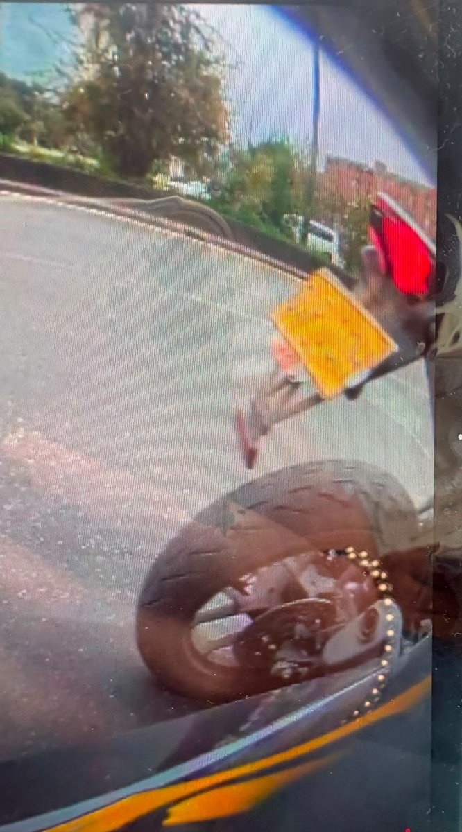PasaenBogota's tweet photo. #BOGOTÁ. Sobre el mediodía de este 05AGO, un ciudadano fue víctima de fleteo cerca al CC/Gran Estación en la loc/Teusaquillo. Dos sujetos armados en una motocicleta de presunta placa GXR10H, lo despojaron de una gruesa suma de dinero, cadena y manilla de oro. Al parecer, estos mismos individuos habrían participado en un presunto hurto a los ocupantes de una camioneta en la loc/Usaquén días atrás.