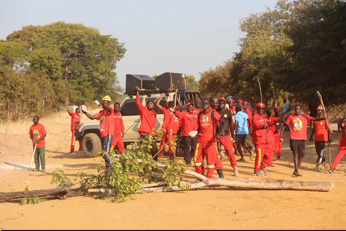 Kevinhemer20992's tweet photo. Disgraceful thuggery in Western Province! π€¬ Blocking roads & stoning motorcades isn't politics. If a party can't campaign peacefully, they shouldn't be on the ballot at all! πβ
#Zambia #NoToPoliticalViolence #StopThuggery #ZambiaLens https://t.co/iSi351Fsuy
