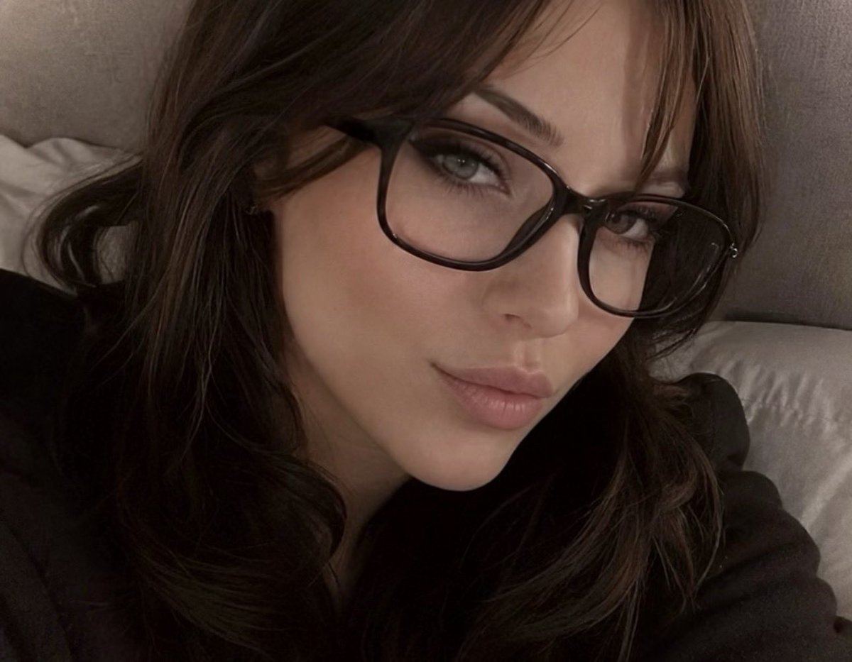 emberrrrs's tweet photo. Before findom. After findom. https://t.co/hfp4suhlvw
