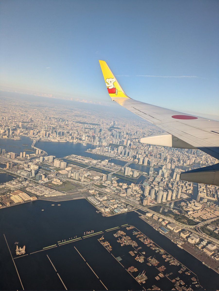 bluewing_eki's tweet photo. おはようございます。

雨がポツポツ降っている横浜。今日は不安定な空模様でいつどこでにわか雨に降られるかわからないので念のため折りたたみ傘を持って出勤です。

今日の写真は羽田離陸後に機内から撮影した東京都心の眺めです。 https://t.co/ksP54Qf4Mb
