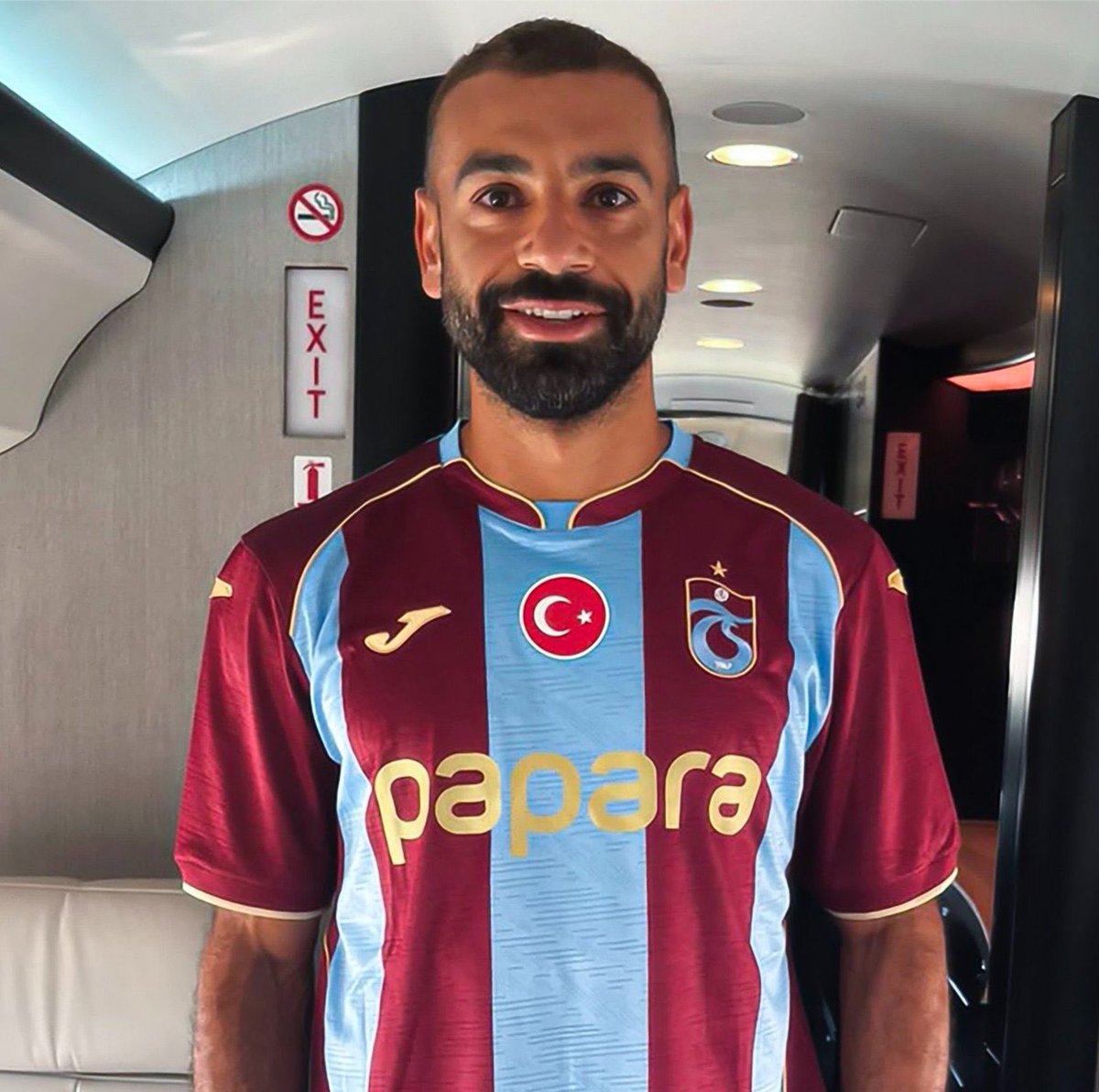 ZamHaberAjans's tweet photo. Trabzon Büyükşehir Belediye Başkanı Ahmet Metin Genç, Mohamed Salah transferi sonrası 6 bin 661 adet Trabzonspor forması satın aldı.

🔹Formaların toplam bedeli ise 29 milyon 974 bin 433 TL olarak açıklandı. https://t.co/FsUrMDHJKp
