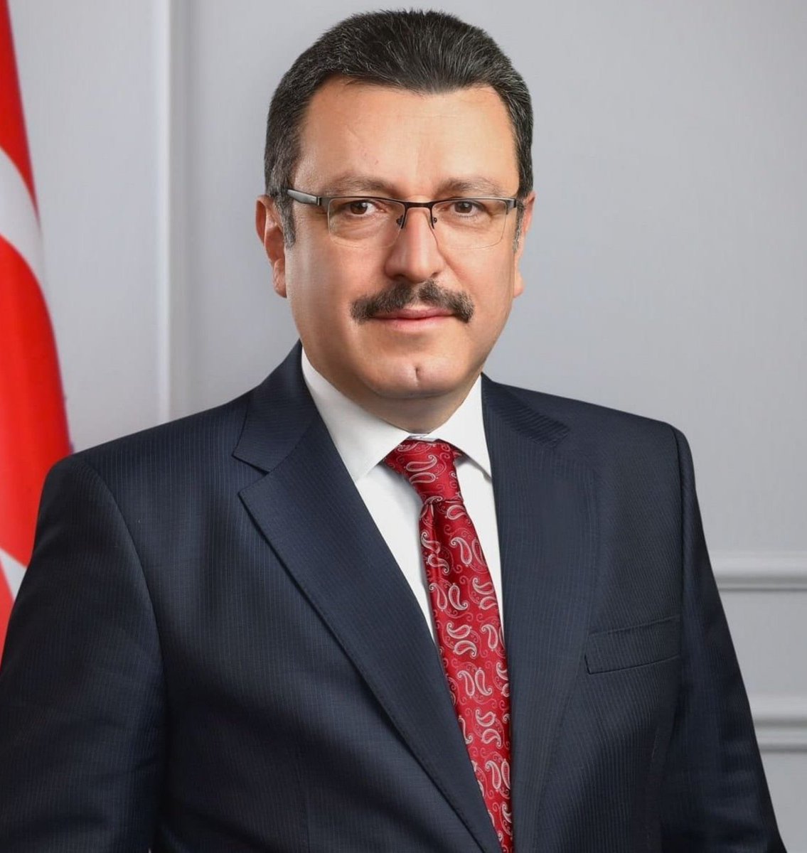 ZamHaberAjans's tweet photo. Trabzon Büyükşehir Belediye Başkanı Ahmet Metin Genç, Mohamed Salah transferi sonrası 6 bin 661 adet Trabzonspor forması satın aldı.

🔹Formaların toplam bedeli ise 29 milyon 974 bin 433 TL olarak açıklandı. https://t.co/FsUrMDHJKp