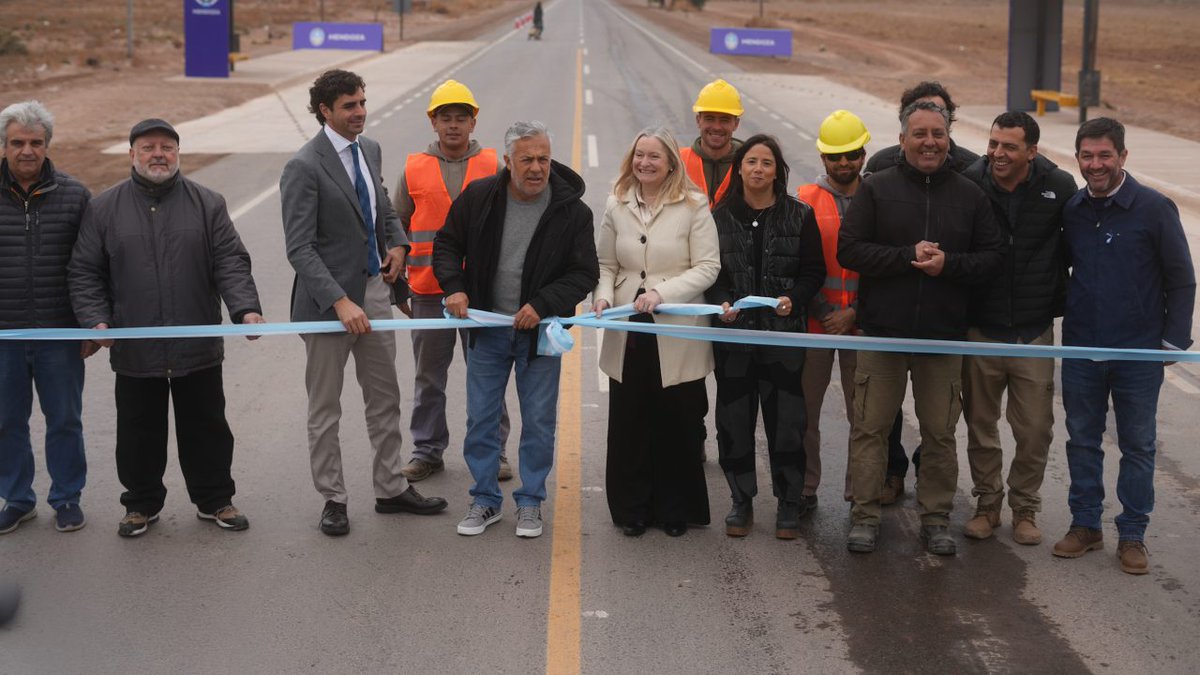NatalioMema's tweet photo. Habilitamos la renovación de la Ruta Provincial 33, un corredor estratégico de 5,6 kilómetros para la producción y la logística de Mendoza.

Más allá del asfalto nuevo, son obras que mejoran el día a día y proyectan la Mendoza que viene: 
• Transporte público: extendimos el recorrido de colectivos y sumamos paradores techados. 
 • Logística fluida: pasan más de 500 camiones diarios. Estamos consolidando una nueva "variante norte" para que los vehículos de carga pesada no sature el tránsito del Gran Mendoza.
 • Desarrollo agroindustrial: conectamos mejor a Maipú, Lavalle, San Martín y Guaymallén, agilizando los tiempos. 

Toda la información de la obra acá 👇 https://t.co/5PpC0DusuR