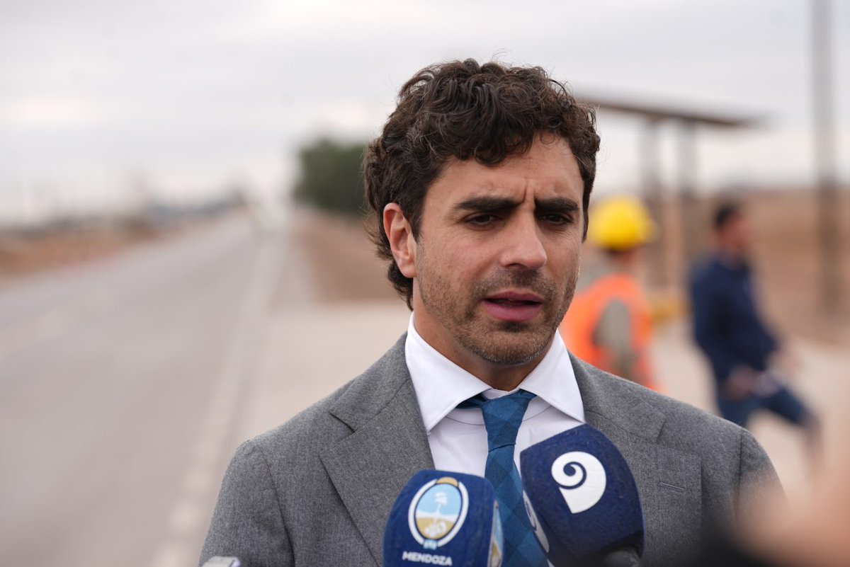 NatalioMema's tweet photo. Habilitamos la renovación de la Ruta Provincial 33, un corredor estratégico de 5,6 kilómetros para la producción y la logística de Mendoza.

Más allá del asfalto nuevo, son obras que mejoran el día a día y proyectan la Mendoza que viene: 
• Transporte público: extendimos el recorrido de colectivos y sumamos paradores techados. 
 • Logística fluida: pasan más de 500 camiones diarios. Estamos consolidando una nueva "variante norte" para que los vehículos de carga pesada no sature el tránsito del Gran Mendoza.
 • Desarrollo agroindustrial: conectamos mejor a Maipú, Lavalle, San Martín y Guaymallén, agilizando los tiempos. 

Toda la información de la obra acá 👇 https://t.co/5PpC0DusuR