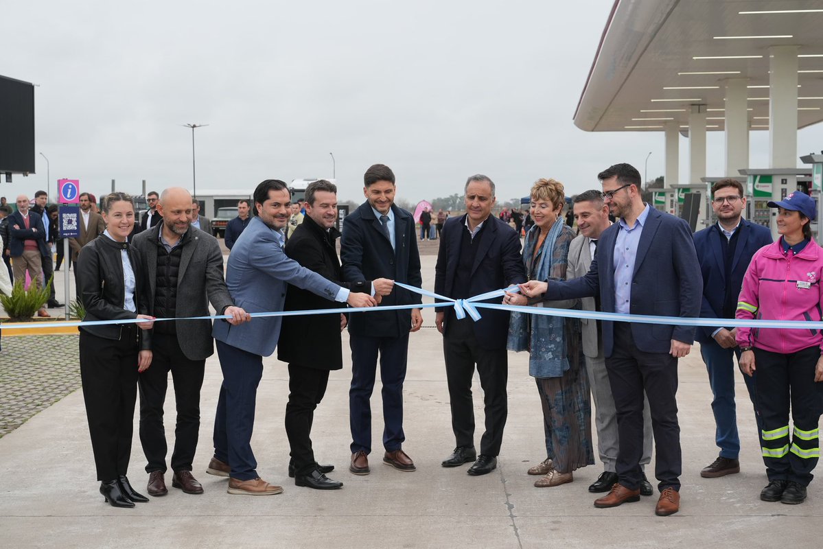 maxipullaro's tweet photo. Permitir deducir Ingresos Brutos por cada nuevo trabajador que se incorpora es una herramienta concreta para aliviar a aquellos que invierten en la provincia y creen en el modelo productivo que llevamos adelante en Santa Fe.

Hoy participé de la inauguración de una nueva estación de servicio en #SanAgustín. Como bien nos decía Francisco, su dueño, esta medida significa un gran beneficio para todos porque cuando se contrata dentro del sector formal, "realmente eso dinamiza la economía y genera un bienestar en toda la sociedad".