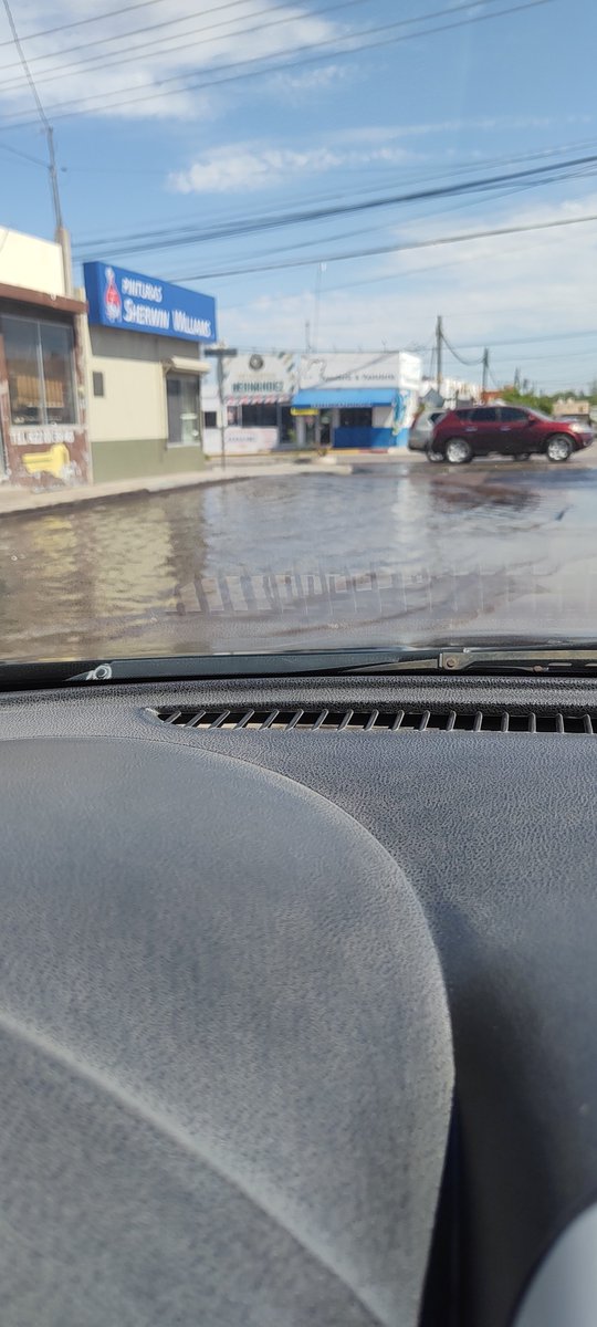 lexther92's tweet photo. @rosaliliatorrs @karlacordova15 También presumen el boulevard Diana Laura y está laguna se forma cada que hay lluvias o fugas de agua o drenaje cerca, porque a los ingenieros se les pasó dejarle caída a esa calle https://t.co/1h21tdafP3