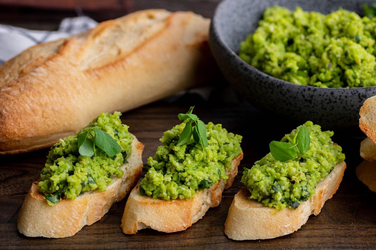 DishntheKitchen's tweet photo. Fava Bean Crostini are the perfect vegetarian appetizer featuring a simple combination of fresh fava beans, cheese, olive oil, and basil. https://t.co/lV9IFtEBUg https://t.co/9brdFppPpz