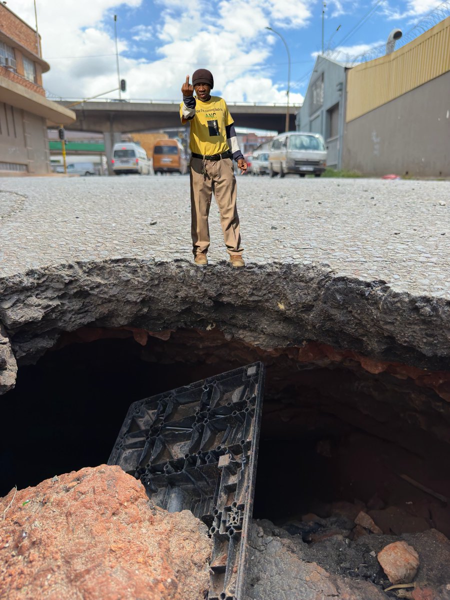 DAGauteng's tweet photo. 🥴 The biggest insult isn’t Madala’s middle finger. It is the ANC giving the same gesture to every pothole, water leak, broken traffic light, and uncollected refuse.

📲 Register to vote for a government that works for all Johannesburg residents. Visit https://t.co/gd62h50lk7. https://t.co/OJNgOfrJFn