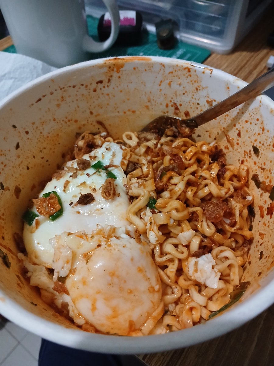 jetjaq's tweet photo. Offbrand Samyang, 2 eggs, a Fuck Ton of Fried onion, Some green Onion i cut up, Fork 🥹 https://t.co/nnVUDBRJiu
