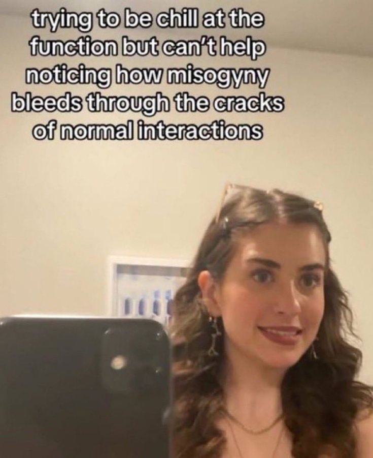 MorningsClaws's tweet photo. Engraçado como o Aegon que é tão incompetente como rei que o conselho fazia as decisões por ele, em um acesso de raiva matou um monte de inocente além de estuprar uma menina recebe mais empatia do que a Rhaenyra que assumiu o trono depois da morte dos dois filhos e sem dinheiro https://t.co/UM4NAxBmQw