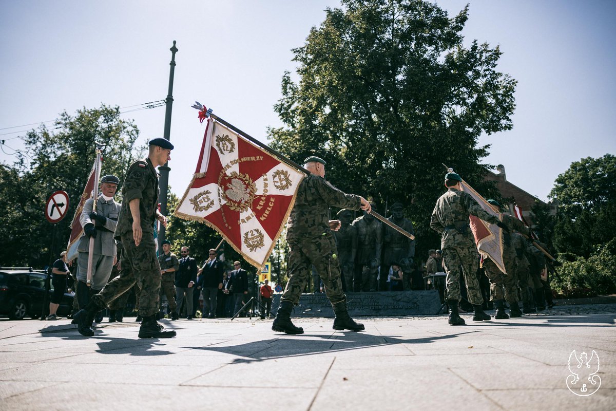 terytorialsi's tweet photo. 🇵🇱 61. Marsz Szlakiem I Kompanii Kadrowej rusza z Krakowa – żywa lekcja historii i wojskowej tradycji

Uroczystym apelem przy pomniku Marszałka Józefa Piłsudskiego rozpoczął się 61. Marsz Szlakiem I Kompanii Kadrowej, którego uczestnicy wyruszą z Krakowa do Kielc. To jedno z najważniejszych wydarzeń patriotycznych w Polsce, upamiętniające wymarsz strzelców Józefa Piłsudskiego w sierpniu 1914 roku.

Uroczysta inauguracja obejmuje https://t.co/jWdi9HheIv. Mszę Świętą na Wawelu, Krakowską Lekcję Śpiewania oraz capstrzyk na Sowińcu.

Organizatorem wydarzenia jest Stowarzyszenie Marsz Szlakiem Pierwszej Kompanii Kadrowej. W tegorocznej edycji bierze udział około 400 osób – przedstawiciele stowarzyszeń patriotycznych, młodzież z klas mundurowych, uczestnicy indywidualni oraz żołnierze. Tradycyjnie maszerującym towarzyszą kawalerzyści i motocykliści.

Wojska Obrony Terytorialnej reprezentują żołnierze z jedenastu brygad, w tym #11MBOT i #10ŚBOT.

Marsz potrwa do 12 sierpnia. To nie tylko wspólne przemierzanie historycznego szlaku, lecz przede wszystkim żywa lekcja historii, okazja do pielęgnowania pamięci o czynie legionowym oraz wojskowych tradycji przekazywanych kolejnym pokoleniom.

#WOT #Terytorialsi #ZWKADROWA #Pamięć #Historia