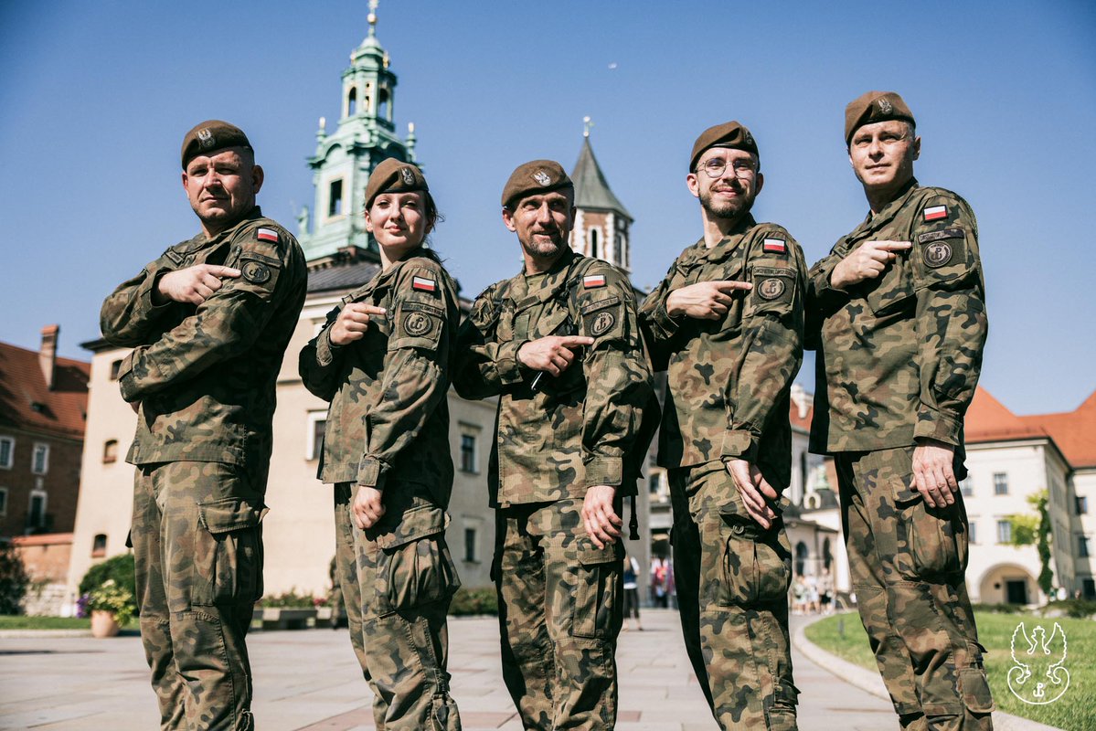 terytorialsi's tweet photo. 🇵🇱 61. Marsz Szlakiem I Kompanii Kadrowej rusza z Krakowa – żywa lekcja historii i wojskowej tradycji

Uroczystym apelem przy pomniku Marszałka Józefa Piłsudskiego rozpoczął się 61. Marsz Szlakiem I Kompanii Kadrowej, którego uczestnicy wyruszą z Krakowa do Kielc. To jedno z najważniejszych wydarzeń patriotycznych w Polsce, upamiętniające wymarsz strzelców Józefa Piłsudskiego w sierpniu 1914 roku.

Uroczysta inauguracja obejmuje https://t.co/jWdi9HheIv. Mszę Świętą na Wawelu, Krakowską Lekcję Śpiewania oraz capstrzyk na Sowińcu.

Organizatorem wydarzenia jest Stowarzyszenie Marsz Szlakiem Pierwszej Kompanii Kadrowej. W tegorocznej edycji bierze udział około 400 osób – przedstawiciele stowarzyszeń patriotycznych, młodzież z klas mundurowych, uczestnicy indywidualni oraz żołnierze. Tradycyjnie maszerującym towarzyszą kawalerzyści i motocykliści.

Wojska Obrony Terytorialnej reprezentują żołnierze z jedenastu brygad, w tym #11MBOT i #10ŚBOT.

Marsz potrwa do 12 sierpnia. To nie tylko wspólne przemierzanie historycznego szlaku, lecz przede wszystkim żywa lekcja historii, okazja do pielęgnowania pamięci o czynie legionowym oraz wojskowych tradycji przekazywanych kolejnym pokoleniom.

#WOT #Terytorialsi #ZWKADROWA #Pamięć #Historia