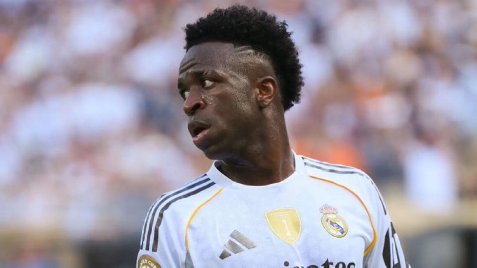 TransferSector's tweet photo. 𝘽𝙍𝙀𝘼𝙆𝙄𝙉𝙂: Vinicius Jr met with Real Madrid’s hierarchy today for contract talks. He is still expected to stay following those discussions, reports @SkySportsNews. ⚪️🧨🇧🇷 https://t.co/H3gxxzdH2h