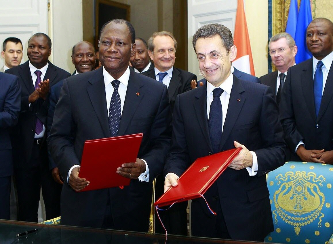 ZonePresse_'s tweet photo. ❌ La France n'a pas d'amis, elle n'a que des intérêts. 

- Jean Bédel Bokassa possédait des châteaux de luxe en France, le président français Giscard d'Estaing dormait régulièrement chez lui, ils mangeaient dans la même assiette. Bokassa était ami de la France, mais l'arrivée de la Gauche à Matignon a poussé Giscard à renverser Bokassa malgré leur amitié intime. Bokassa a fini humilié et déshabillé dans un avion en France, avant d'atterrir en Côte d'Ivoire.

- Mobutu Sesse Seko était le pion clé des États-Unis, de la Belgique et de la France dans le bassin du Congo, il était incontournable, indéboulonnable. Ses partisans le comparaient à Dieu, il pouvait massacrer sa population comme il le voulait, sans que la communauté internationale ne dise un mot. Il était l'ami de l'occident, il possédait des appartements de luxe en France, en Espagne, en Italie... Mais un jour, le mur de Berlin tomba, les dynamiques géopolitiques mondiales changèrent, un nouveau président arriva aux affaires aux USA et ce dernier adopta une nouvelle approche de l'Afrique en soutenant un autre cheval : Kabila.  Mobutu fut contraint de fuir au Maroc, à bord d'un avion criblé de balles. Il mourut comme un misérable loin du Congo, il n'eut pas droit à un enterrement digne sur sa terre natale. 

- Blaise Compaoré avait des centaines d'appartements en France, il était l'homme de l'occident en Afrique de l'ouest. Il faisait ce qu'il voulait au peuple burkinabé, il gouverna d'une main de fer pendant 27 ans. Son armée était la plus puissante de la sous-région, elle servait d'outil à la France pour déstabiliser les pays récalcitrants comme la Côte d'Ivoire de Laurent Gbagbo. La France aimait Blaise Compaoré, mais elle n'a pas pu empêcher sa chute brutale. Aujourd'hui, Blaise Compaoré ne peut même pas aller se soigner en France, tous ses biens ont été confisqués. Pourtant, il était l'ami de la France, il était un pion incontournable. 

- Samuel Doe était le choix des États-Unis au Liberia, il était le principal interlocuteur de la première puissance mondiale dans la région ouest-africaine et au-delà. Il était quasiment intouchable, et ses partisans croyaient qu'il resterait au pouvoir pendant 1000 ans. Mais un jour, le monde a changé, les Etats-Unis ont arrêté de le soutenir quand une nouvelle administration est arrivée au pouvoir. Il a fini découpé en morceaux sur la place publique. 

- Alassane Dramane Ouattara est arrivé au pouvoir dans un bain de sang, la France a massacré des milliers d'ivoiriens pour lui. 
Mais le monde est en train de changer, l'ami de Dramane Ouattara, Nicolas Sarkozy, n'est plus au pouvoir. La gauche pourrie corrompue (François Hollande, Dominique Strauss Kahn et autres) est au plus bas dans les sondages. La Macronnie, amie de Ouattara après un lobbying, a déjà condamné le troisième mandat, livrant Ouattara à son propre sort. En effet, même si Ouattara se croit toujours ami de la France, l'administration française actuelle ne le considère plus comme un président légal et légitime (Macron a dit publiquement qu'il a condamné le troisième mandat), mais la France laisse faire parce que le pouvoir changera de mains en 2027.

Ouattara possède des centaines d'appartements de luxe en France, la prochaine administration française va confisquer tous ses biens pour renflouer les caisses de l'état français. Ouattara n'est plus le pion de la France, Marine LePen le veut à la CPI, et Jean Luc Mélenchon ne veut plus le voir à la tête de la Côte d'Ivoire. Bientôt, Alassane Dramane Ouattara et ses partisans comprendront que la France n'a pas d'amis, elle n'a que des intérêts.