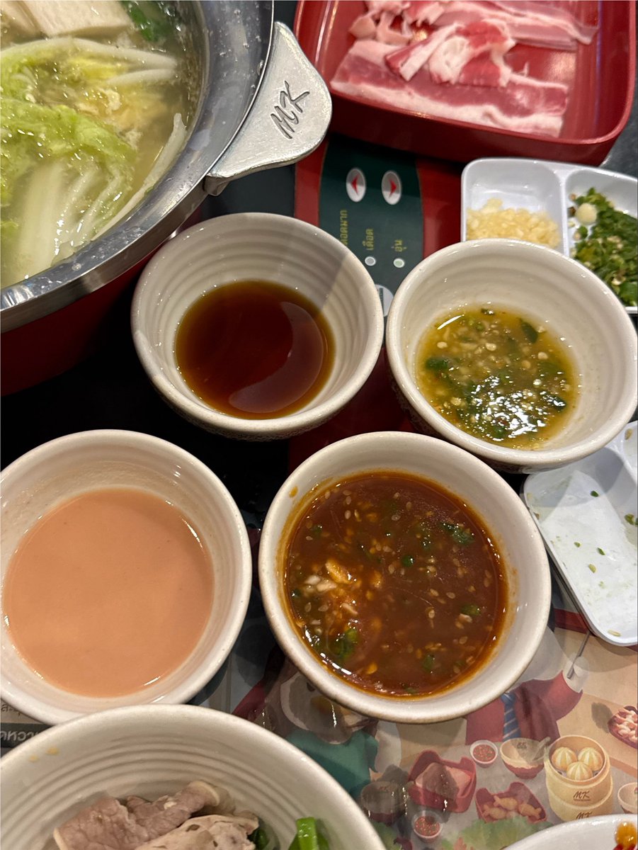OnnyReview's tweet photo. ตอนนี้ไล่เก็บตี้ solo date ด้วยการไปนั่งกินบุฟเฟ่ต์สุกี้ MK คนเดียว มีความสุขมาก  💗⭐️ ไม่ต้องพูดตอบกับใคร สมาธิ 100% ทุกคนลองดู รู้สึกโคตรคุ้ม 299฿/ net กินไป 42 คอนโด = ตกถาดละ 7฿ อร่อย ฟินสุด ๆ https://t.co/c6dWuEL5kX