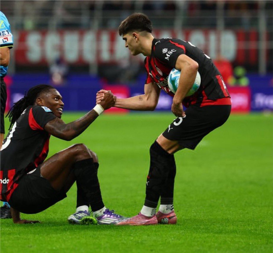 Milan360CDS's tweet photo. 🇮🇹🤝🇵🇹 Davide Bartesaghi in conferenza stampa:

“Adoro Rafa. Spero davvero che rimanga qui. Per lui, come per il Milan, penso che sia la decisione migliore.”

#Milan360 | #ACMilan https://t.co/Yh4qOFQaS1