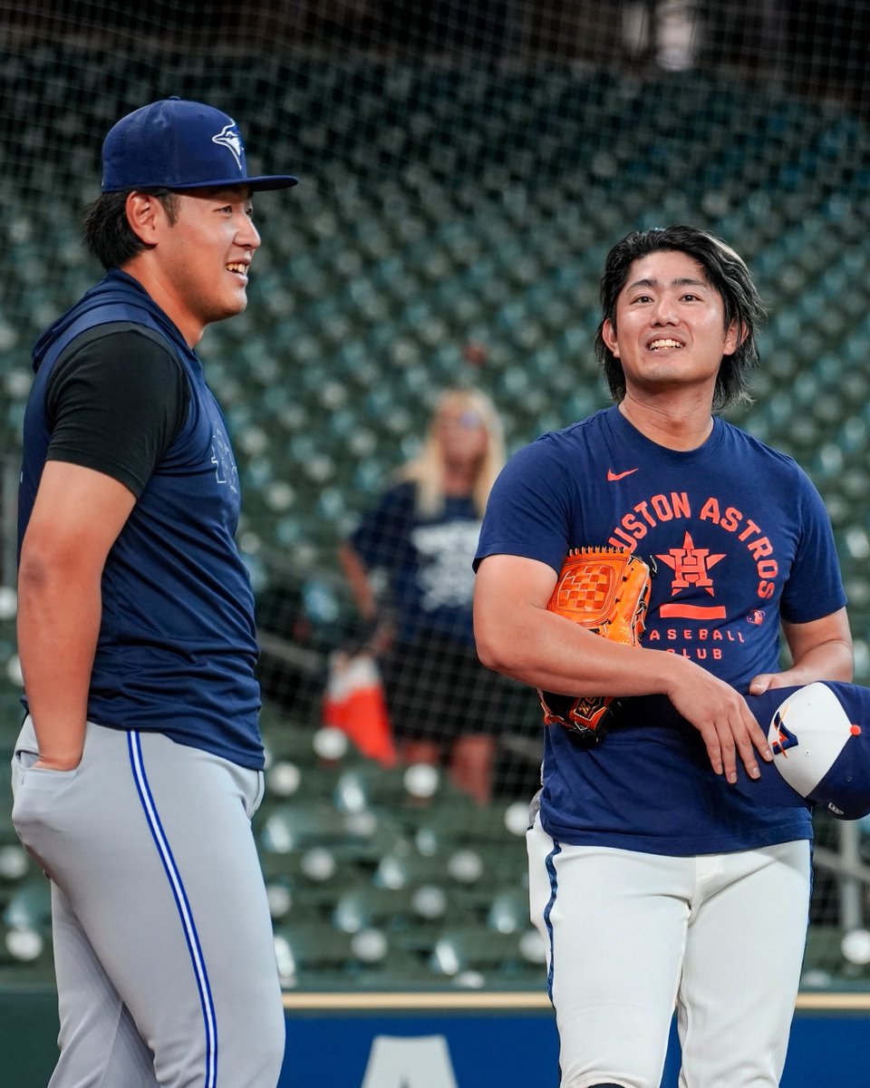 BlueJays's tweet photo. NPBスター達の再会

岡本和真と今井達也 😁 https://t.co/FhBZ8vQ1Zj