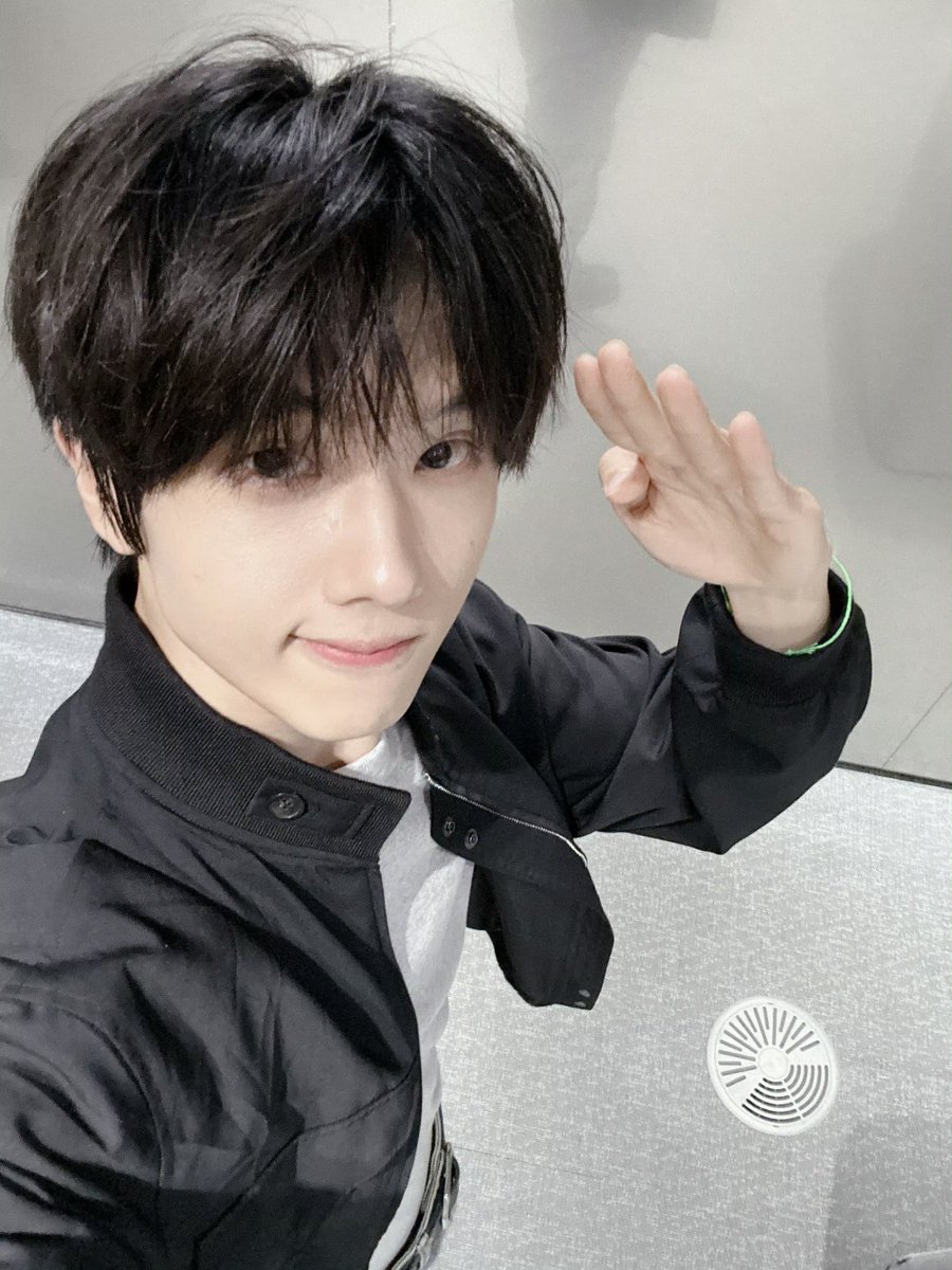cuteness_i_like's tweet photo. 260806 지성 웨이보 

게시물 100개 기념!!!!!!!
😄😘 https://t.co/cj1nFtRrX2