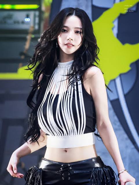 ItsVShreya's tweet photo. カリナは全てを持っている 🥵🥵 https://t.co/qbLaCGyyRY