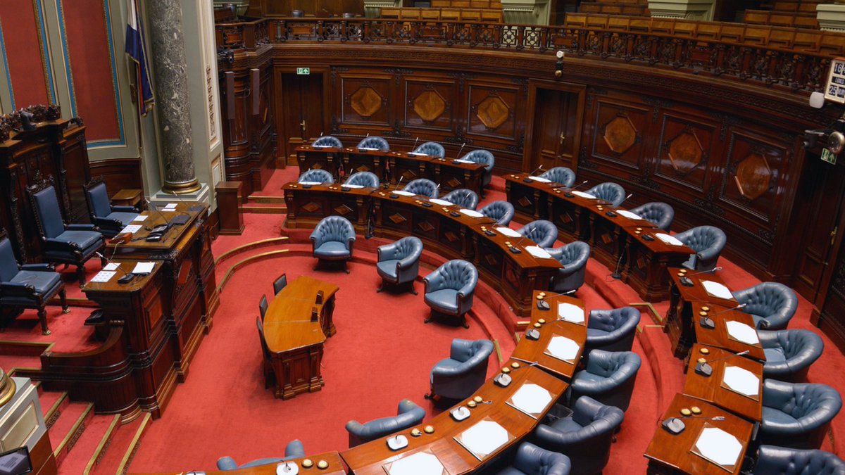 Parlamento_UY's tweet photo. ¡Seguimos conociendo el Palacio por dentro! ✅

La sala de sesiones del @SenadoUy es el lugar donde el plenario se reúne para votar las leyes, entre otras cuestiones legislativas. 🎙️

Casi todo el mobiliario es original, de cuando el Palacio Legislativo fue inaugurado hace más de cien años; y está hecho de caoba traída de Paraguay. 🇵🇾

Sobre la mesa de la Presidencia encontramos una media cúpula enchapada en oro que representa el sol naciente. ☀️

A su vez, sobre la cúpula se encuentra el Escudo Nacional, hecho de madera policromada. 🇺🇾

Sobre el escudo podemos observar a Palas Atenea, la diosa griega de la sabiduría, entre otras. Además se aprecian otras figuras mitológicas como esfinges y grifos. 🇬🇷

La decoración de la sala está pensada para imitar a los antiguos templos greco-romanos.
🏛️

¿Alguna vez viniste a la sala de sesiones?
¡Contanos en los comentarios! 👇👇