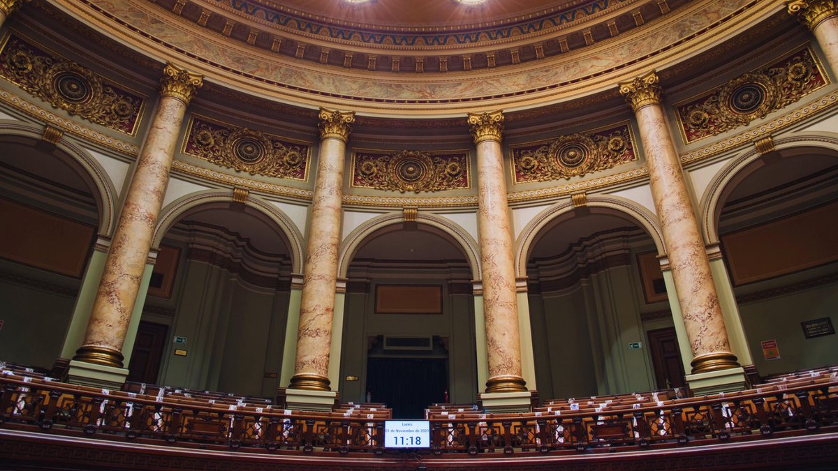 Parlamento_UY's tweet photo. ¡Seguimos conociendo el Palacio por dentro! ✅

La sala de sesiones del @SenadoUy es el lugar donde el plenario se reúne para votar las leyes, entre otras cuestiones legislativas. 🎙️

Casi todo el mobiliario es original, de cuando el Palacio Legislativo fue inaugurado hace más de cien años; y está hecho de caoba traída de Paraguay. 🇵🇾

Sobre la mesa de la Presidencia encontramos una media cúpula enchapada en oro que representa el sol naciente. ☀️

A su vez, sobre la cúpula se encuentra el Escudo Nacional, hecho de madera policromada. 🇺🇾

Sobre el escudo podemos observar a Palas Atenea, la diosa griega de la sabiduría, entre otras. Además se aprecian otras figuras mitológicas como esfinges y grifos. 🇬🇷

La decoración de la sala está pensada para imitar a los antiguos templos greco-romanos.
🏛️

¿Alguna vez viniste a la sala de sesiones?
¡Contanos en los comentarios! 👇👇