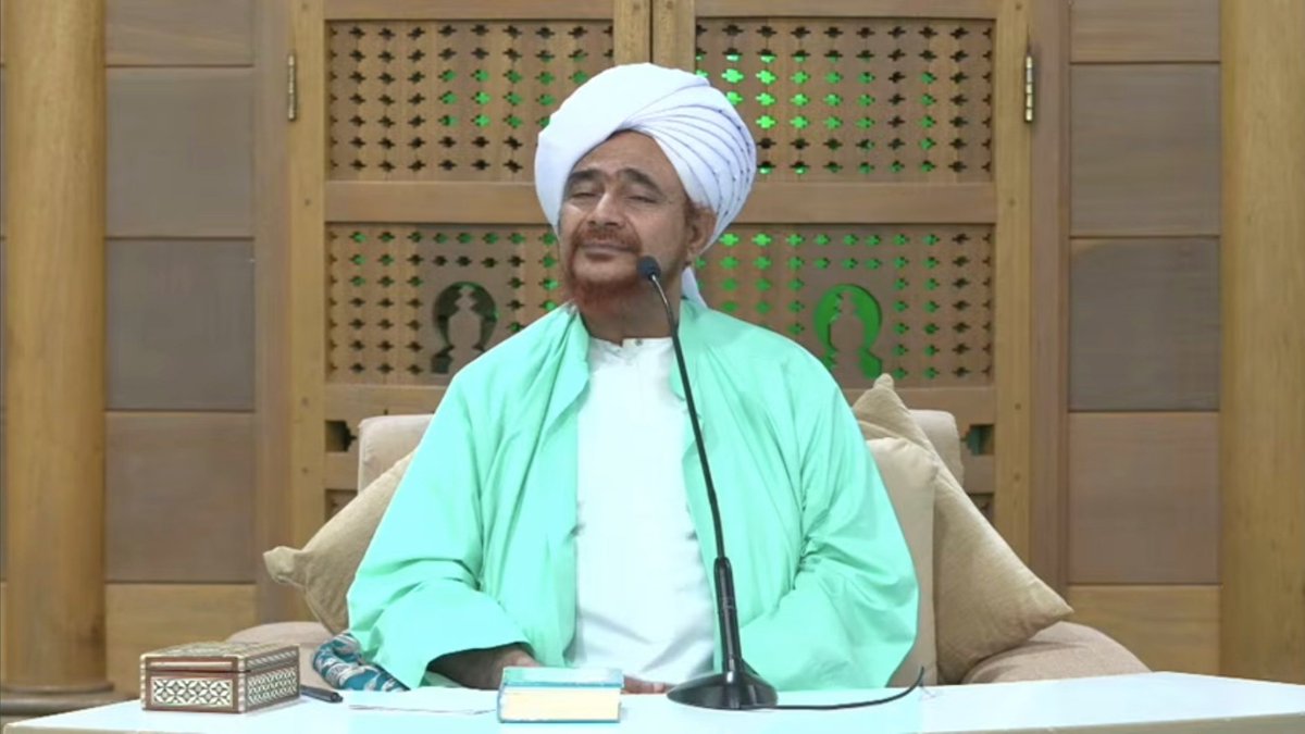 habibomar's tweet photo. درس قبس النور المبين من إحياء علوم الدين، للعلامة الحبيب عمر بن حفيظ
كتاب أسرار #الحج - 35 : بيان الأعمال الباطنة (3)
 مساء الأربعاء 2 صفر 1448هـ

 للمشاهدة:
https://t.co/FesawyFel9
 للاستماع:
https://t.co/P5iLcTzFab

 يتضمن الدرس:
0:00 مقدمة في أسرار الزمان والمكان وعجائب الفضل الإلهي
2:36 أثر الصلة بالله في الأزمنة والأمكنة
4:25 إشارات في آداب الخروج للحج
5:40 خصوصية زمان النبي ﷺ
6:27 استحضار نية زيارة رب البيت
7:25 ثمرات نية زيارة الله في المساجد
10:47 تذكر رحلة الآخرة عند السفر وقطع البوادي
12:43 قصة لرجل صالح معلق بالسنة
15:19 الإحرام والتلبية بخشية وخوف
16:08 أثر النفقة الحلال في قبول الحج
17:24 حقيقة تلبية نداء الله في مجالس الخير والذكر
19:00 حال الإمام علي زين العابدين عند التلبية ومواقف من سيرته
22:05 استشعار نفخة الصور وحشر القيامة عند التلبية
24:14 ماذا نتذكر عند دخول مكة؟
25:20 الأدب القلبي عند رؤية الكعبة
27:24 أسرار الطواف بالبيت
29:29 أبيات في الشوق إلى المشاعر المقدسة
32:13 لواعج الشوق لدار الحبيب المصطفى ﷺ
34:05 طواف القلب بحضرة الربوبية