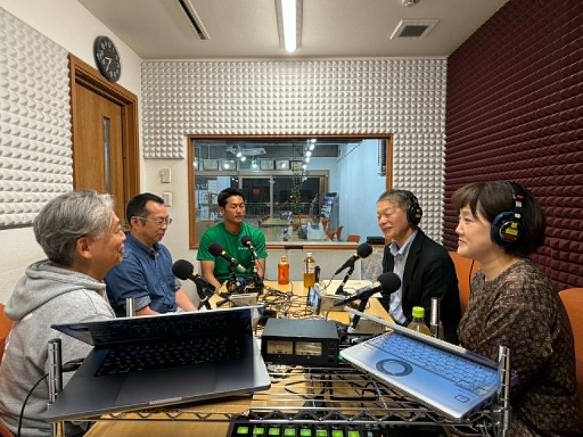 community_prime's tweet photo. なぜ私は、コミュニティFMにこだわ���のか。

なぜ私は、コミュニティFMにこだわるのか。

10年以上、コミュニティFMで番組を持ち、パーソナリティや番組プロデュースに携わってきました。

全国放送のラジオは、広い地域へ情報を届けることができます。

一方で、コミュニティFMが届けるのは、**「○○町の出来事」「商店街の話題」「地域で頑張る人」**といった、暮らしに寄り添う情報です。

その価値は、これからますます大きくなると感じています。

しかし、多くのコミュニティFMは社員数名で運営される小さな放送局です。

地域の情報を集めたくても、人手には限界があります。

だから私は、「地域の人が地域を伝える仕組み」が必要だと考えています。

現在、「FMフレンズ」という仲間と一緒に、まちかどレポーターを育てる取り組みを始めています。

地域で輝く人や活動を地域の皆さん自身が取材し、その情報をコミュニティFMと共有する。

そんな新しい地域メディアの形を目指しています。

まずは、江東区と狛江市から。

地域の情報は、地域の人が一番よく知っています。

その力をつなぎ、地域の声がもっと届く仕組みを育てていきたいと思っています。

#夢添い人 #CommunityCatalyst #コミュニティFM #FMフレンズ #まちかどレポーター #地域メディア