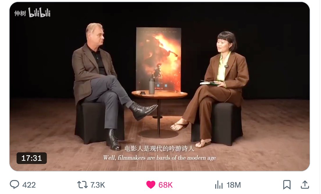 sirisensen's tweet photo. 最近仲树采访诺兰的那个视频，应该不少人刷到。

真的好久没有听过这么酣畅淋漓的对谈了。十七分钟的深度访谈，聊诺兰的新片《奥德赛》，一天之内在外网拿到千万播放。
有很多海外观众看了以后，甚至在评论区反思自己国家的媒体和公共文化出了什么问题。

刚好我也是「独树不成林」播客的��众，看她前两天也分享了一期对诺兰采访的复盘，讲了一些访谈背后的故事。

她之所以有这个机会去采访诺兰，是因为之前做了一期讲荷马史诗《奥德赛》的节目，刚好被环球影业的人看到了，于是发来邀请。她看完首映第二天，就直接去采访诺兰了，只拿到了15分钟的时间采访。

但就是这么一个十几分钟采访，在外网爆火后，很多西方观众看完之后的第一反应都是：
为什么我们自己的媒体做不到这样？

1
诺兰这次拍的《奥德赛》改编自荷马史诗，讲特洛伊战争之后英雄奥德修斯十年归家的故事。

仲树开场就抛出了一个很尖锐的问题。
她说，荷马所处的时代是一个上升的时代，荷马的基调是赞颂性的，也是胜利的。而你的基调显然并非如此，你是否是一位为迟暮文明歌唱的吟游诗人？

诺兰没有否认。
他提到，荷马写的那场战争，其实发生在他出生前四百年。而荷马同时代的希腊人看到古代宫殿留下的巨石城墙，觉得只有巨人才造得出来，管它叫「独眼巨人之墙」。

也就是说，他们虽然处在上升期，但心里清楚地知道，过去曾经有过一个自己够不到的高度。

这种感受，就好像我们现在看到敦煌壁画、故宫的榫卯结构，心里多少会冒出一个念头：我们好像做不出这种东西了。
并非技术上达不到，而是那种投入几十年只为做一件事的心气，好像断了。

诺兰说他拍完《奥本海默》之后，对文明崩溃这件事产生了一种挥之不去的兴趣。
《奥本海默》讲的是人类造出了一个可能终结自身的武器，《奥德赛》讲的是那个终结已经发生之后，一个人怎么在废墟上往回走。

两部电影连着看，其实是同一个问题的一体两面。

2
那到底什么导致了文明的崩溃？
这就回到了诺兰那句话。

他在改编过程中越来越着迷于一个古希腊概念，叫「宾客之谊」，希腊语写作 xenia，在电影里他简化成了「宙斯的律法」。
意思很简单：好好对待出现在你面前的陌生人，因为你不知道他是谁。
在古希腊人的信仰里，任何一个陌生人都可能是乔装的神，所以你必须以你希望被对待的方式去对待他。

用西方的说法，叫黄金法则。诺兰说，这条法则不是一个道德建议，而是文明的地基。你把它抽掉，上面的一切都会塌。

比如《奥德赛》里有一群求婚者，在奥德修斯离家期间强行住进他的宫殿，吃他的、喝他的。这些人做的事情，就是破坏了宾客之谊，把别人的好意当成了可以无限透支的资源。

诺兰说，后面发生的所有灾难，根源就在这里。

3
不过这场对谈最精彩的部分，是仲树追问的另一个问题。
她问：我们是不是生活在一个要求伟大为自身道歉的时代？

荷马歌颂英雄的时候会直接唱，奥德修斯聪明、勇敢、坚韧，荷马把这些品质当作值得仰望的东西呈现给听众。

但今天你要是在一部电影里这样塑造一个人物，观众的第一反应不是仰望，而是警惕。关于伟大的故事，是否依然必须是一则道歉的故事，必须要求主人公忏悔、反思和自我批判？

诺兰承认，这是今天做叙事必须面对的现实。他甚至直接说了，我们必须为伟大道歉，否则观众就会拒绝接受这种伟大。

但他接着说了一层：这套机制可以被识别，并不意味着它已经失效。

其实我这两年就发现，我们这个时代特别流行一种姿态，就是解构。
你分析出一部电影为什么让你哭了，用了什么配乐、什么剪辑节奏、什么叙事套路，然后得出结论——它在操纵我。
言下之意，既然我看穿了，它就不管用了。

但诺兰说，这是当代批评的一个根本缺陷。你能解释一个故事为什么打动你，不等于它没有打动你。理解机制和被机制影响，是两件完全可以同时发生的事。

这个观点已经远远超出了电影的范畴，因为知道和做到之间隔着一整个人性。

仲树在复盘里也谈到了这一点。
她提到，采访破圈之后，古典学者Emily Wilson批评诺兰对原作的处理，电影评论者们忙着指认叙事套路，每个人都在借这场对话证明自己的观点，但很少有人在认真听对话本身在说什么。

识别出创作机制，不等于理解了作品。

4
对谈最后，仲树问了一个很轻的问题：诸神到底是什么？

诺兰说，对那个时代的人来���，诸神不是一种���仰选择，而是唯一可用的解释框架。
看到雷鸣闪电，他们的反应不是「我选择相信这是神的旨意」，而是除此之外别无解释。

然后他加了一句：就像我们把科学告诉我们的东西当作绝对事实一样，我们自己并没有真的去验证过地球是圆的，我们只是接受了这个被呈现给我们的事实。

每个时代的人都生活在一套叙事框架里，我们以为自己看到了真相，但我们看到的，是被框架过滤之后的版本。
仲树接了一句：就像超级英雄之于现代人。

这一句让整场对话形成了闭环。荷马用诸神帮古希腊人理解世界，诺兰用蝙蝠侠和奥本海默帮我们理解世界。

叙事的外壳一直在变，但内核没变，每个时代都需要自己的故事，来回答那些回答不了的问题。

这场采访值得被更多人完整地看一遍。
如仲树在复盘里最后说的，两个把彼此当做能够思考的人来对待的人，在有限的时间里认真地谈论了一部作品。
在今天，这样的对话已经成��一种奢侈。