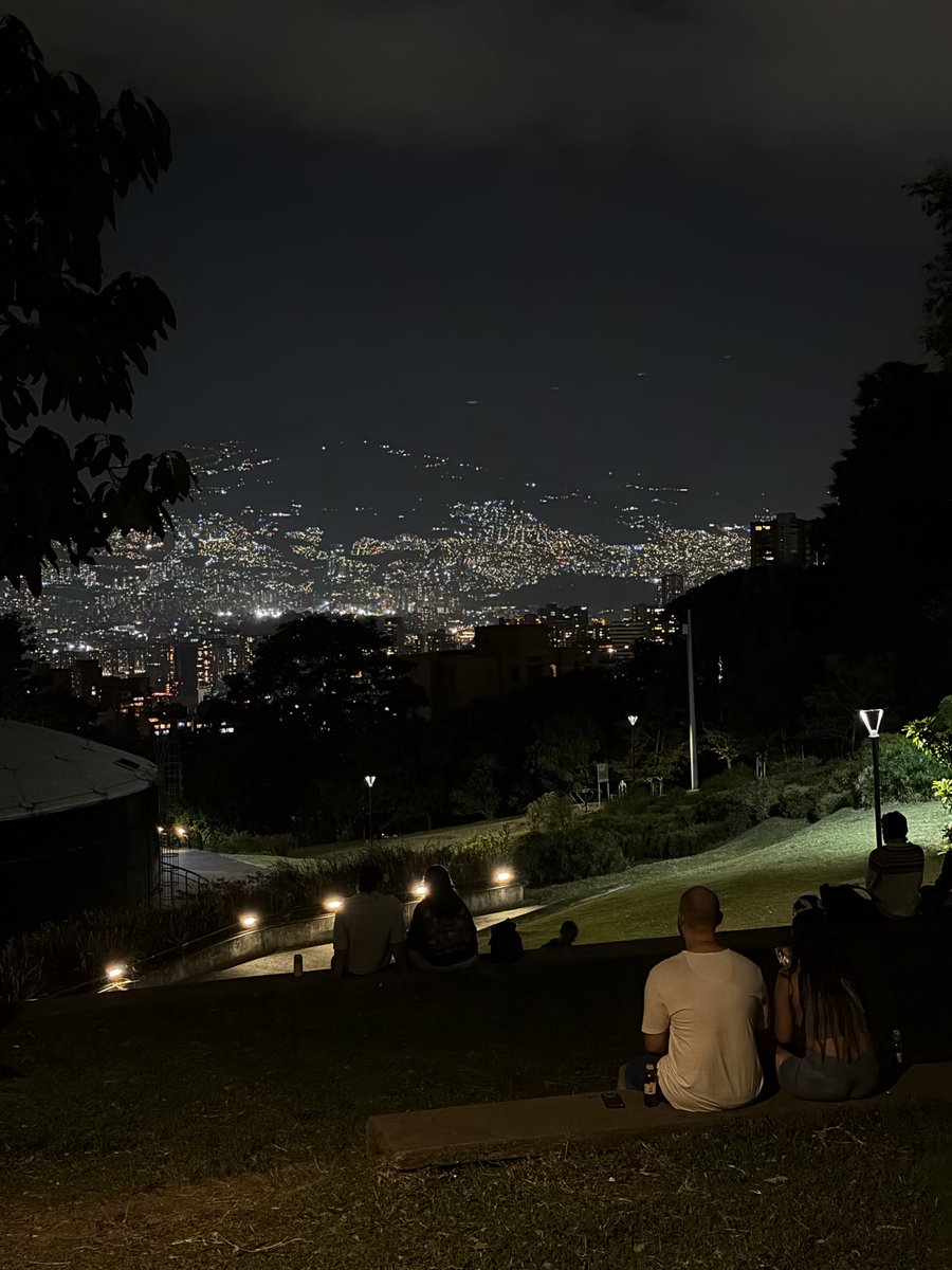 janiceEstefania's tweet photo. Noche/día 
Mismo lugar https://t.co/I7zYX1HRwN