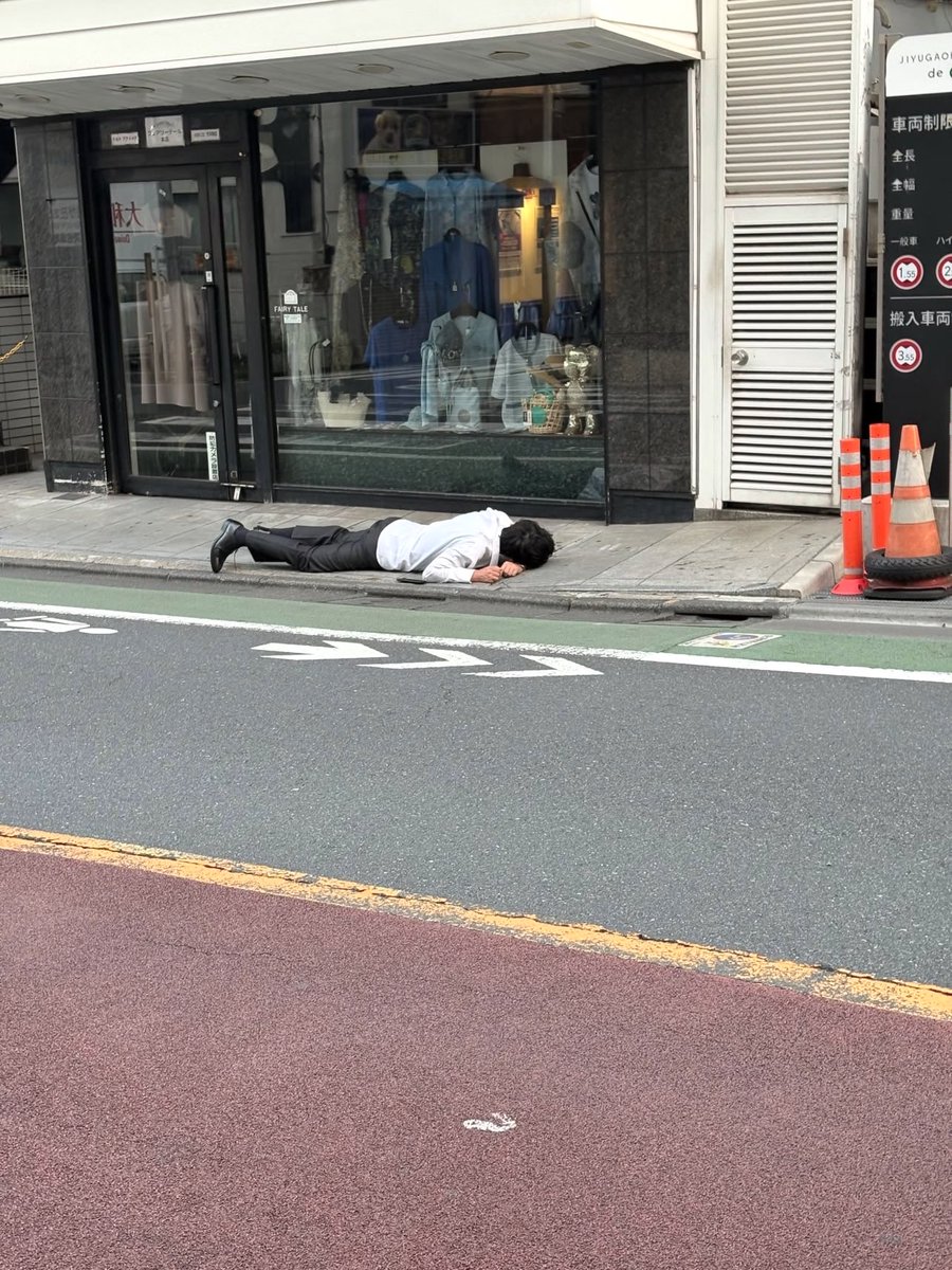 WindowTappcou0's tweet photo. 自由が丘を早朝5時に歩いていたら目の前に上着と鞄が。何だ？と思って見たら道の反対側に持ち主が。ここに上着を掛けて、鞄を置いて横断歩道を渡って寝床についたんだよね、きっと。行儀の良い方なんだなと思いました。 https://t.co/rjUW80UgiM