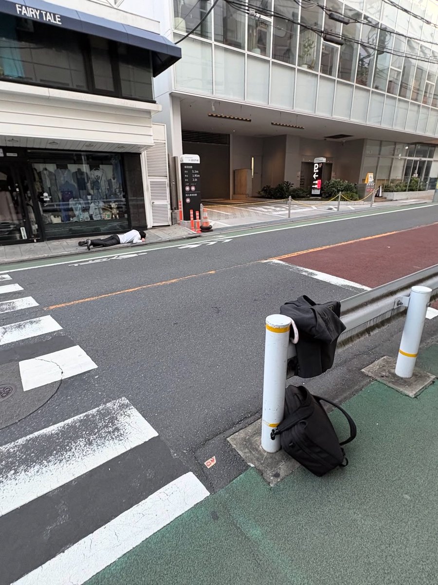WindowTappcou0's tweet photo. 自由が丘を早朝5時に歩いていたら目の前に上着と鞄が。何だ？と思って見たら道の反対側に持ち主が。ここに上着を掛けて、鞄を置いて横断歩道を渡って寝床についたんだよね、きっと。行儀の良い方なんだなと思いました。 https://t.co/rjUW80UgiM