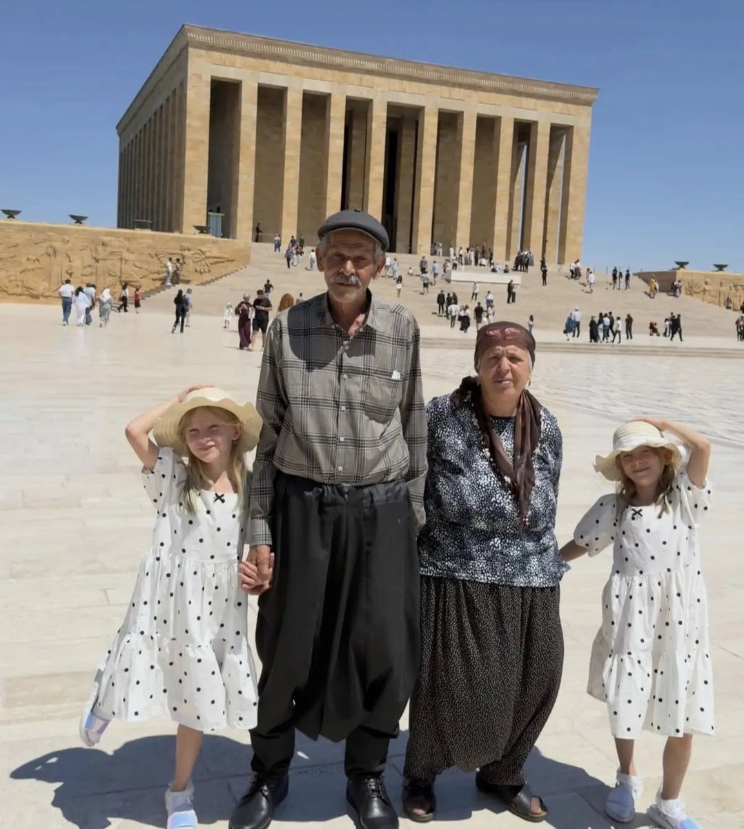 VT_Haber's tweet photo. Adıyaman’da yaşayan 71 yaşındaki Abuzer ve 59 yaşındaki Zeynep Yıldırım çifti, tüp bebek tedavisi masraflarını karşılamak için evlerini sattı.

• Çift, 34 yıl sonra ikiz kız sahibi oldu.
• Bebeklere Tekbir Gül ve Havva Gül isimleri verildi.
• Doktor ve polis olmak isteyen ikizlerin Anıtkabir’i ziyaret etme isteği, bir derneğin desteğiyle gerçeğe dönüştü.

Baba Abuzer Yıldırım, “34 yıl çocuk bekledik olmadı. Bizler tıptan geri kalmadık devam ettik” derken, anne Zeynep Yıldırım ise “Çok şükür çocuklar olunca evimiz tatlandı” ifadelerini kullandı.