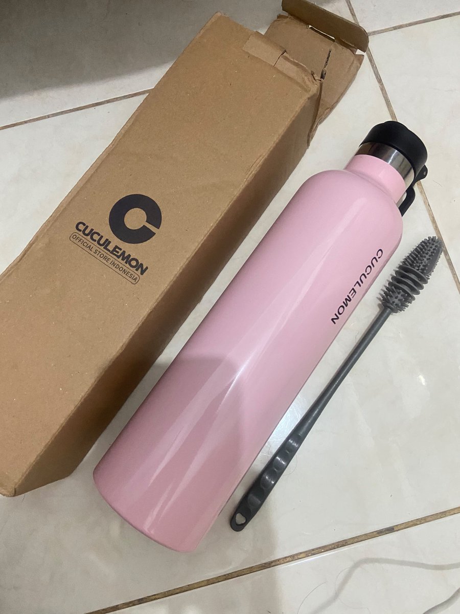 Via___z's tweet photo. @Alsterlaike kak ini 1000ml dari cuculemon, masih new banget, 90k aja kak, bisa cod semarang atau oyenn https://t.co/GqnyceTjzd