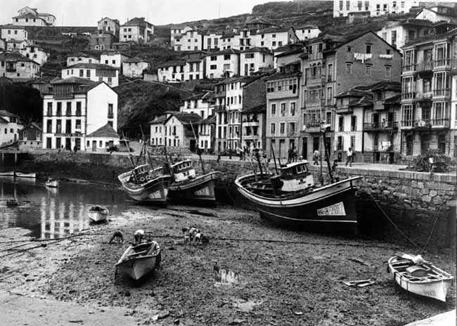 GobAsturias's tweet photo. #RecuerdaAsturias
📸 Hoy traemos una imagen de una villa marinera asturiana que ha conservado intacta su esencia a lo largo de las décadas.
🌊 ¿Reconoces este rincón durante la marea baja?
📅 ¿Adivinas el año de la fotografía?
💬 Déjanos tu respuesta en comentarios. https://t.co/S2SHut3f8Y