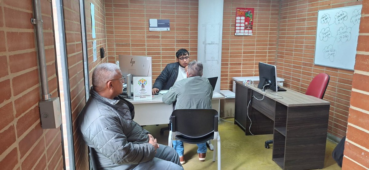 URestitucion's tweet photo. En el Centro Regional de Atención a Víctimas (#CRAV) de Soacha, la #URT Bogotá participó en la Feria Departamental de Servicios 'Voces de Resiliencia', con la atención a cerca de 30 personas y recepción de nuevas solicitudes de restitución de tierras.
✅Simultáneamente se realizó la socialización de la Ley 1448 de 2011, la ruta individual y la ruta colectiva de restitución, dirigida a presidentes de Juntas de Acción Comunal, miembros de la Mesa de Víctimas, organizaciones sociales y comunidad en general.