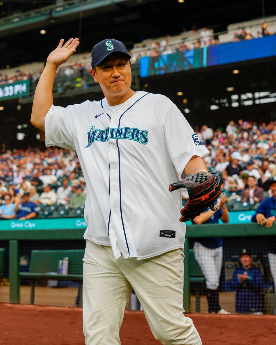 Mariners's tweet photo. A special first pitch from a familiar face 🙌

Thank you for joining us last night, Dae-Ho Lee! #Mariners50 https://t.co/bgRPB4ee0k